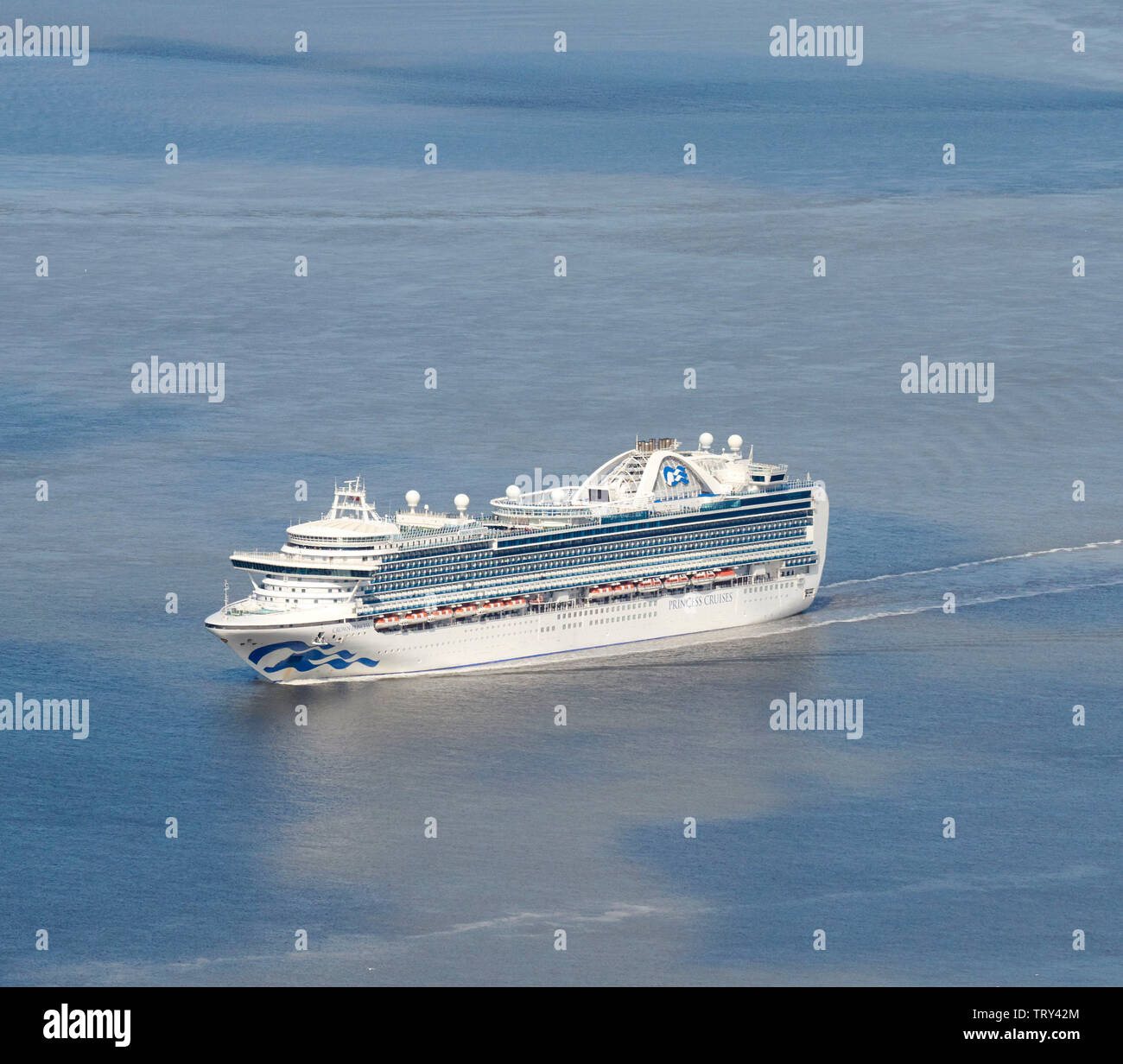 Crown Princess Kreuzfahrtschiff, das Segeln in Liverpool auf der Mündung des Flusses Mersey, North West England, Großbritannien Stockfoto