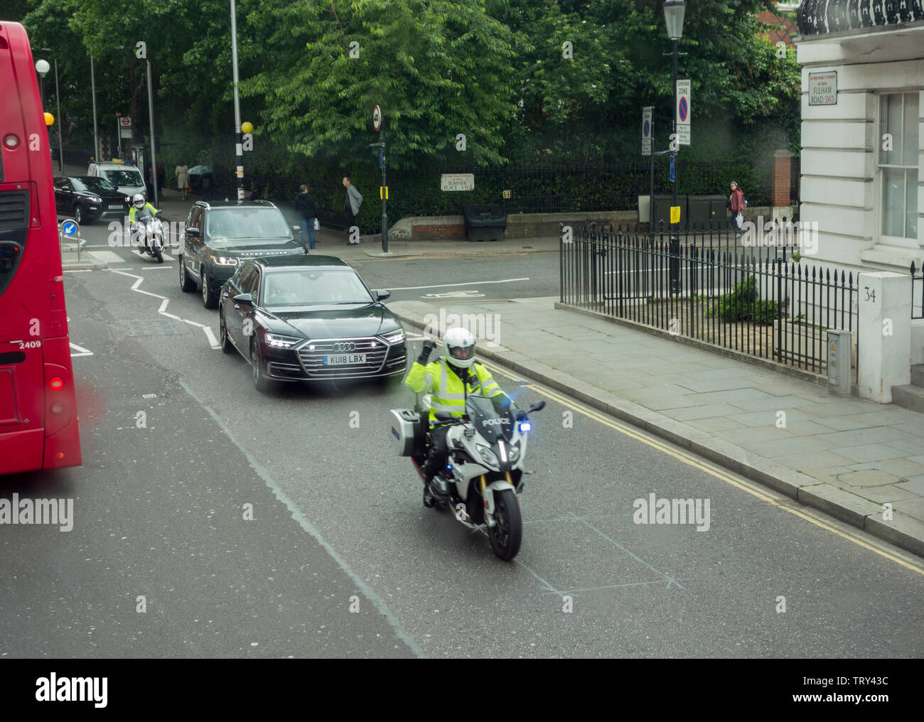 Die Lizenz- und Spezialist Schutz Motorrad outriders Eskortieren ein Mitglied der Königlichen Familie Stockfoto
