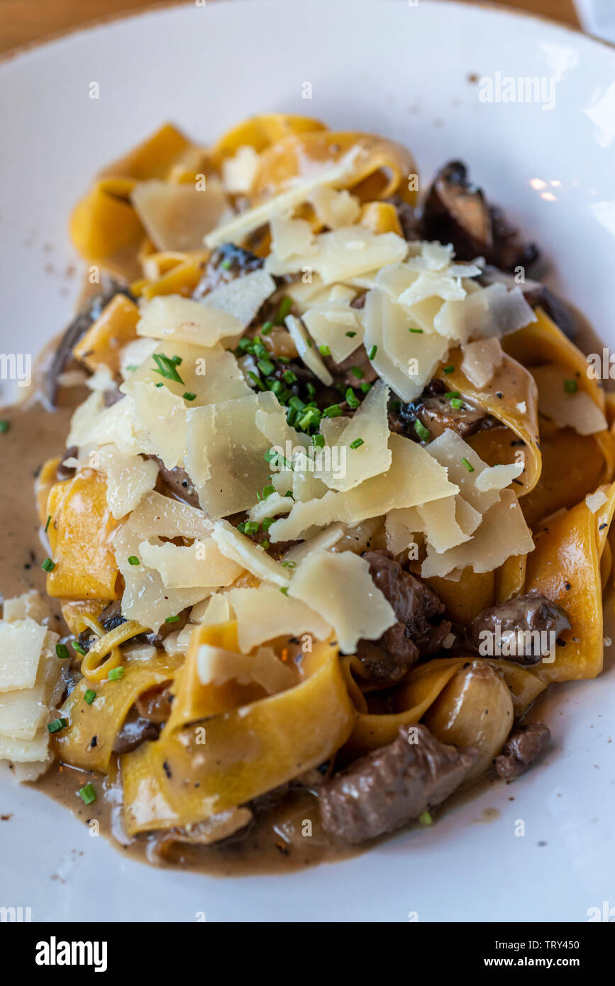 Pappardelle pasta‬‏ mit Rindfleisch und Parmesan Stockfoto