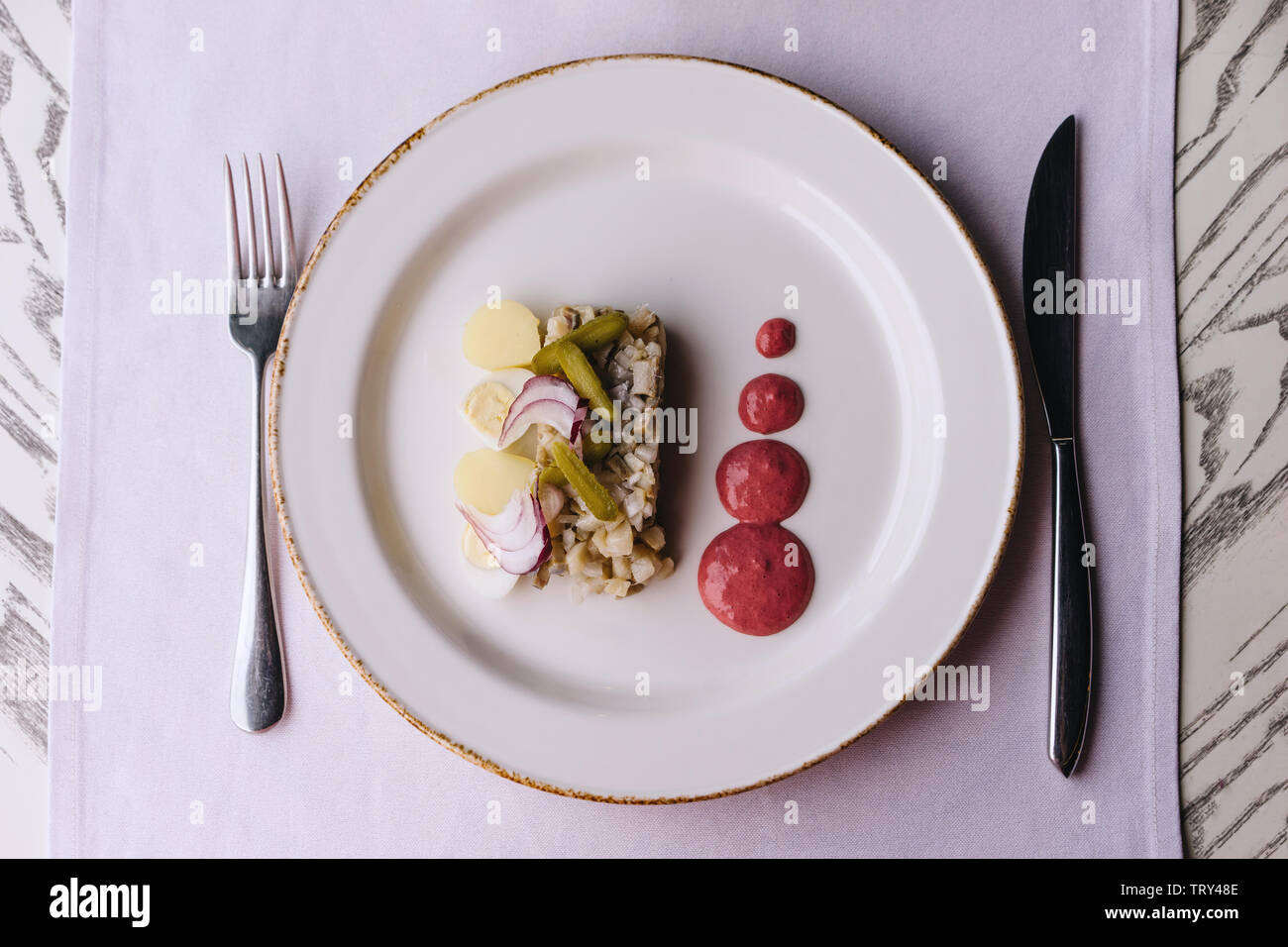 Restaurant Delikatesse Teller auf einen lila Tischdecke. Stockfoto
