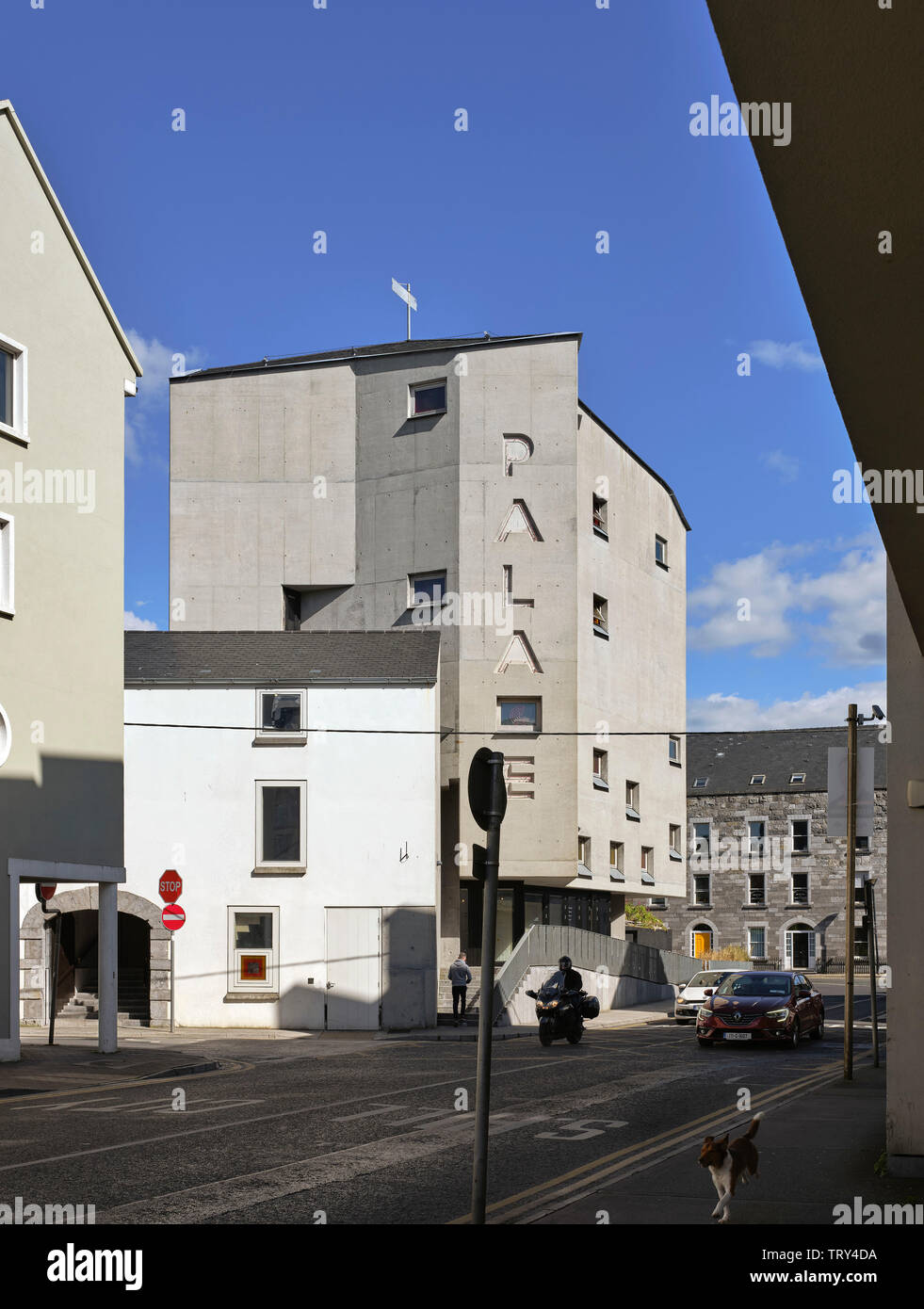 Höhe von West mit dem Namen Kino eingraviert in konkrete Fassade. Pálás Kino, Galway, Irland. Architekt: dePaor, 2017. Stockfoto