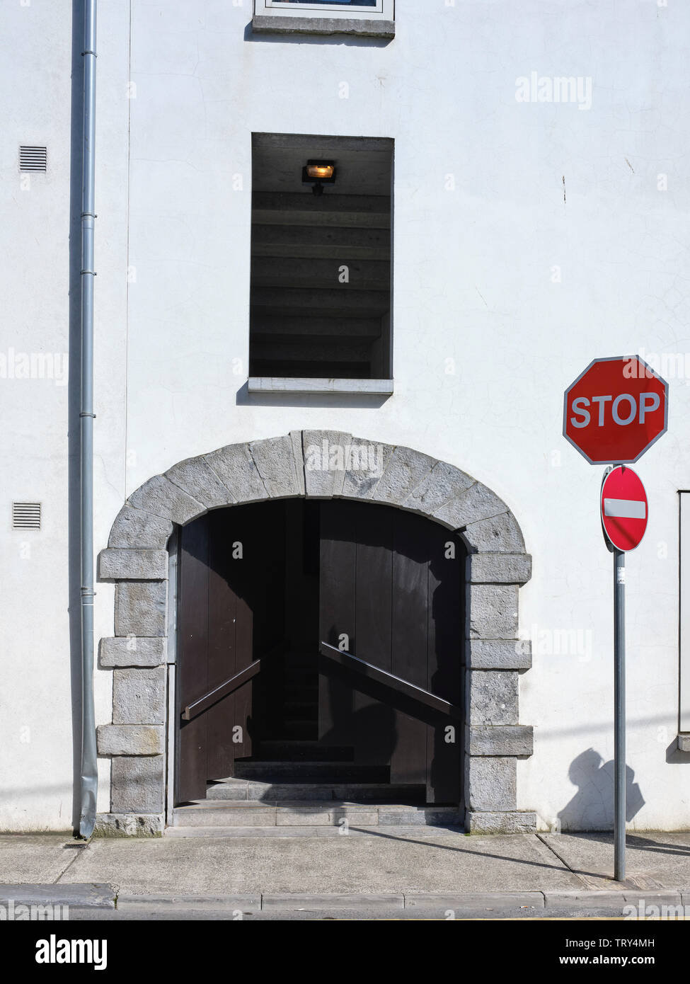 Eingang zum Box Office durch die alten Kaufmannshaus Treppe arch. Pálás Kino, Galway, Irland. Architekt: dePaor, 2017. Stockfoto