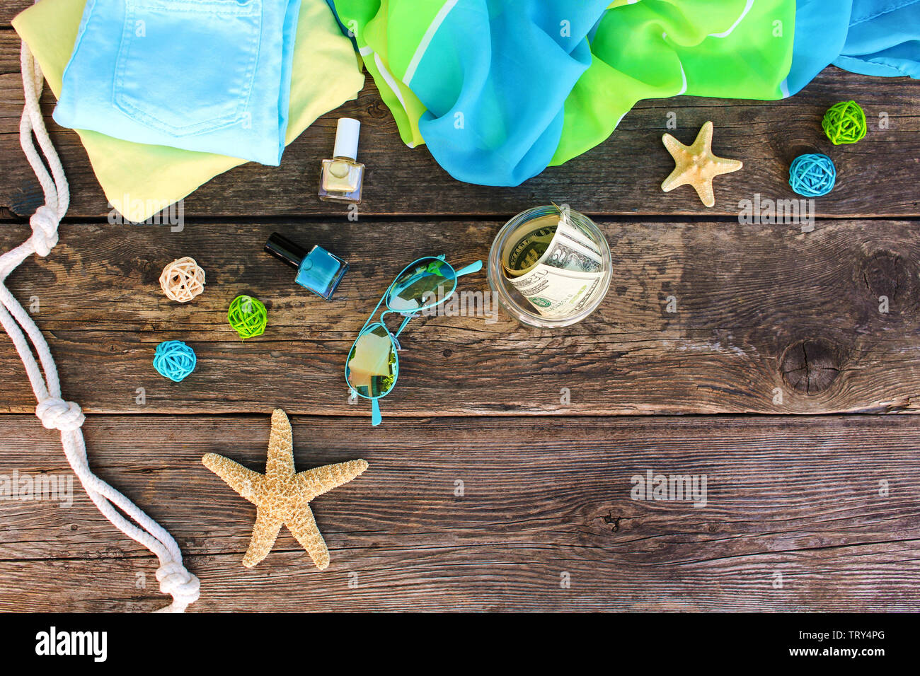 Damen Sommer Kleider und Accessoires auf alten Holz- Hintergrund. Ansicht von oben, flach. Stockfoto