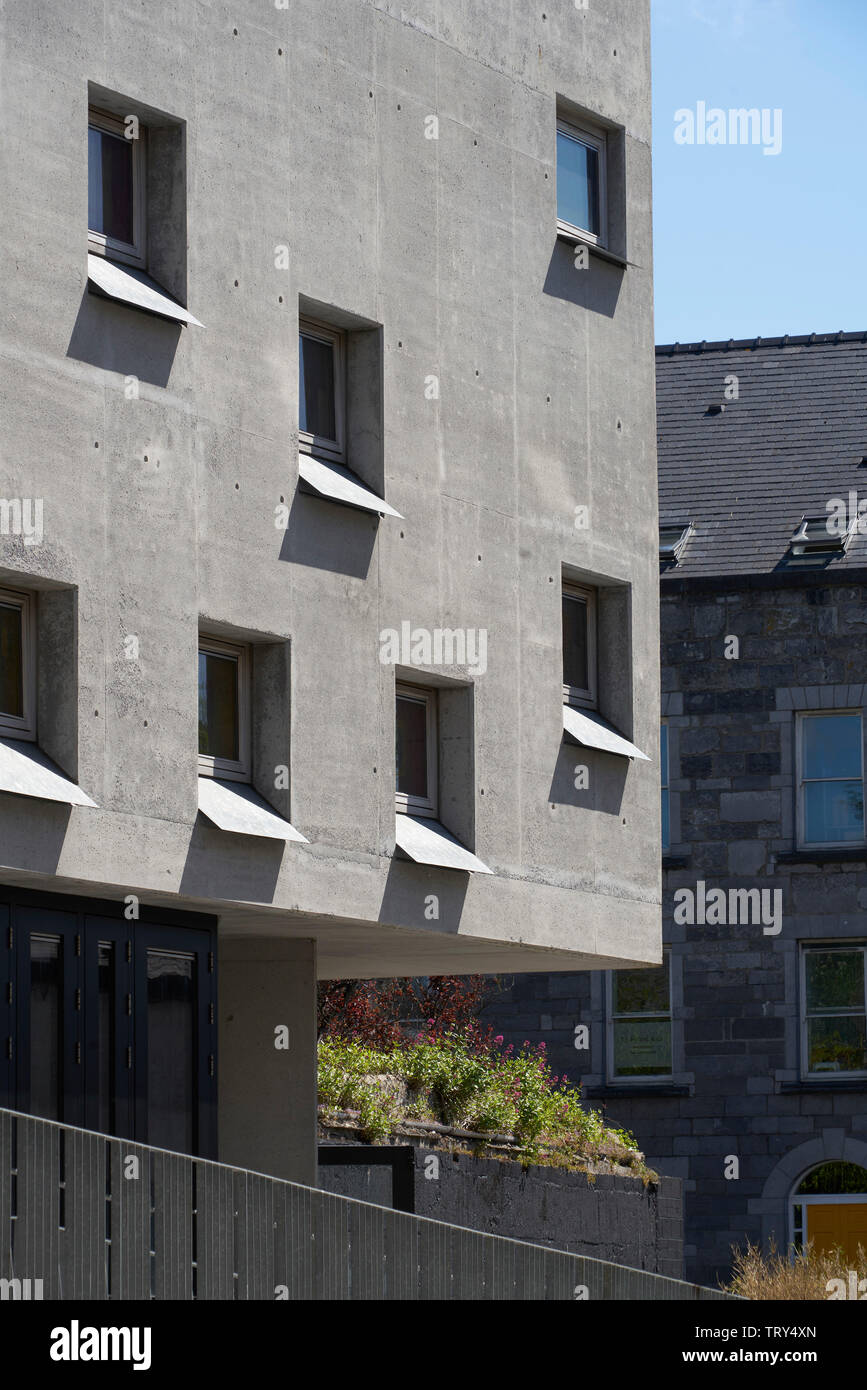 Cast-Betonfassade mit eingelassenen Quadratischen Fenstern. Pálás Kino, Galway, Irland. Architekt: dePaor, 2017. Stockfoto