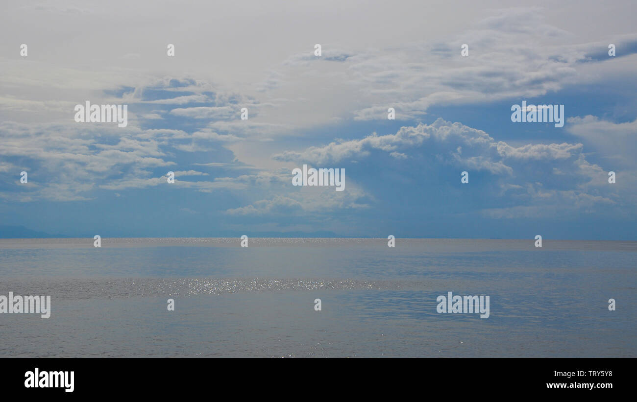Das blaue Meer und Himmel, sind wunderschön und charmant, die Menschen fühlen sich Art und komfortabel. Stockfoto
