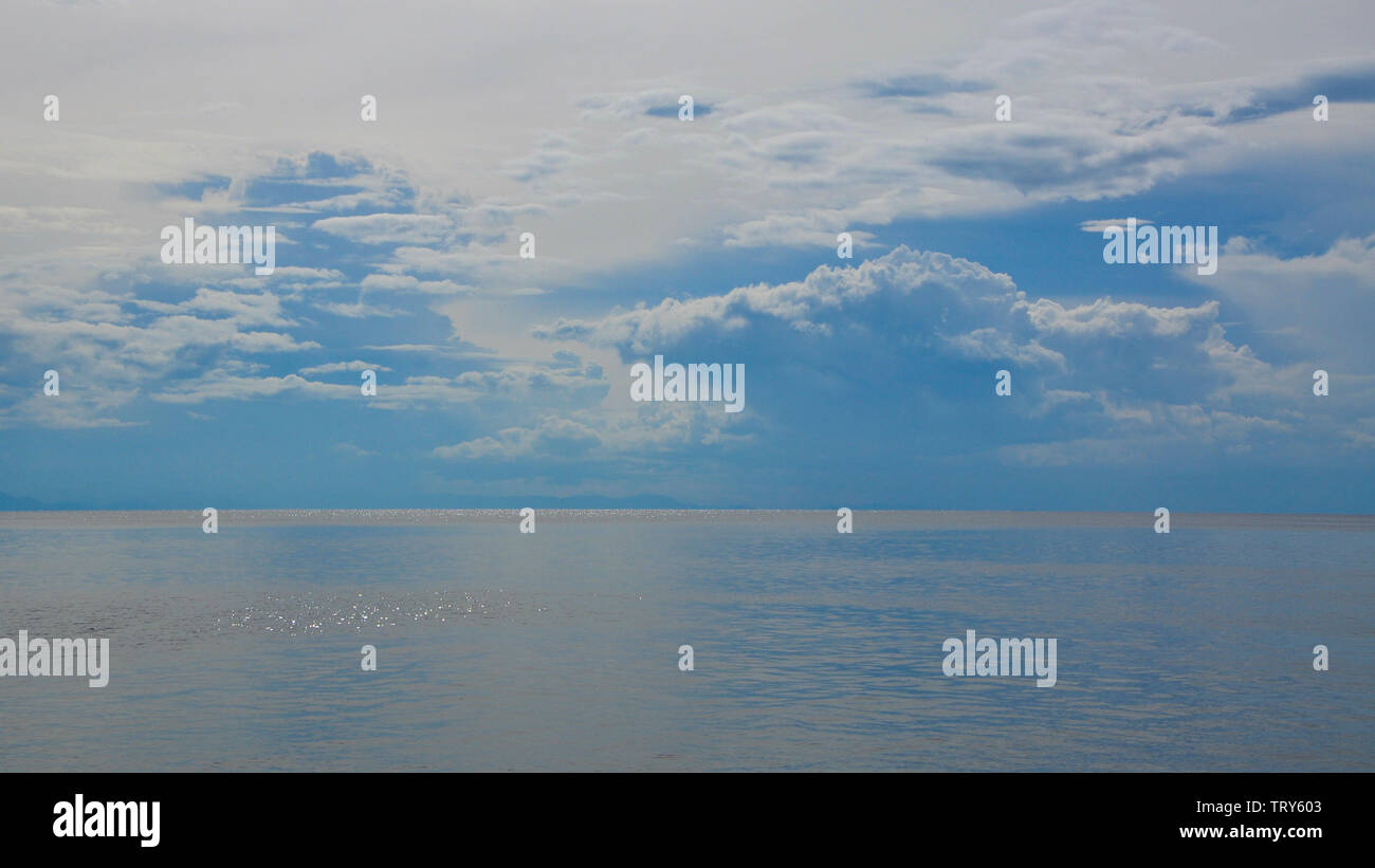 Das blaue Meer und Himmel, sind wunderschön und charmant, die Menschen fühlen sich Art und komfortabel. Stockfoto