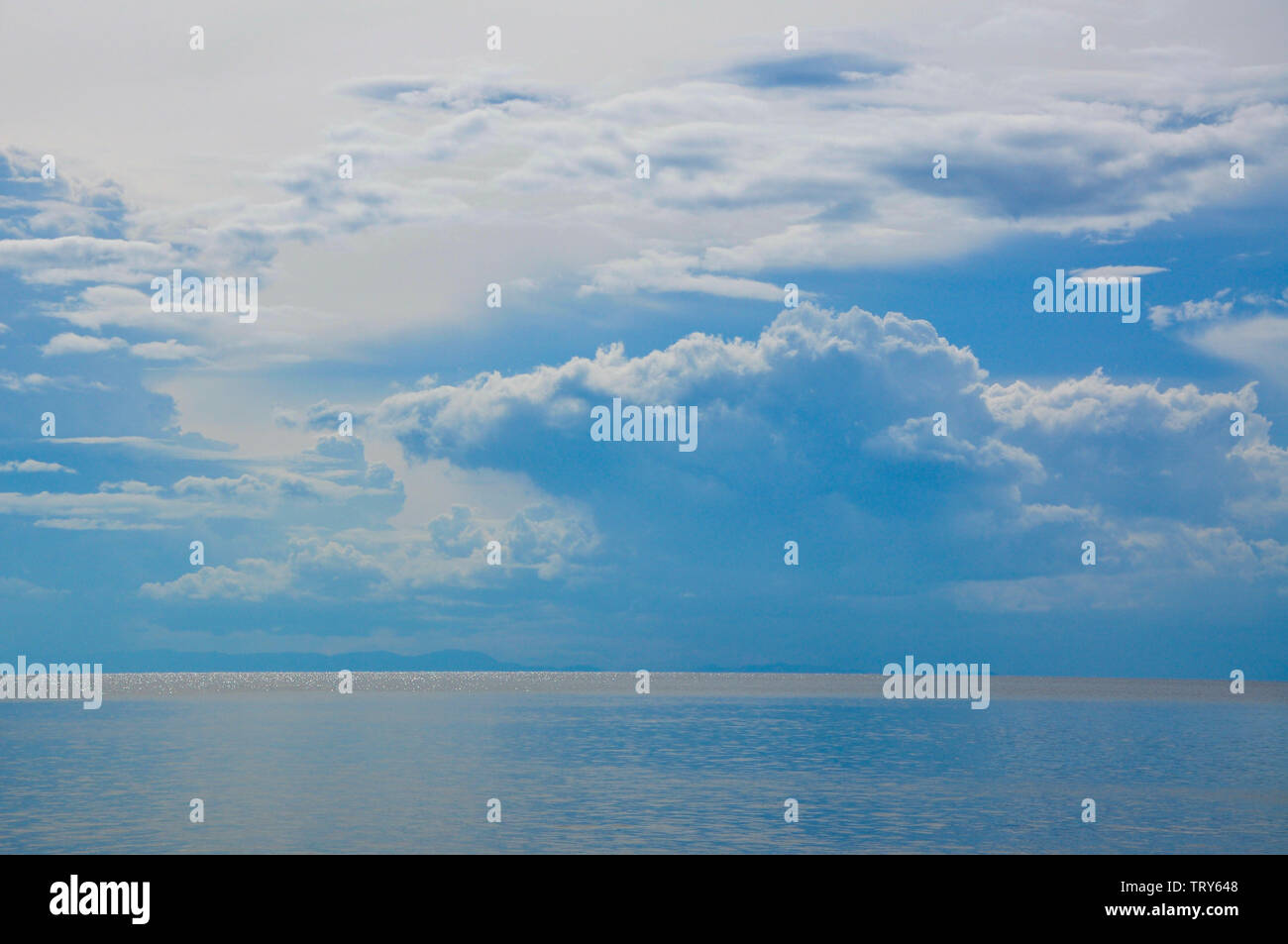 Das blaue Meer und Himmel, sind wunderschön und charmant, die Menschen fühlen sich Art und komfortabel. Stockfoto