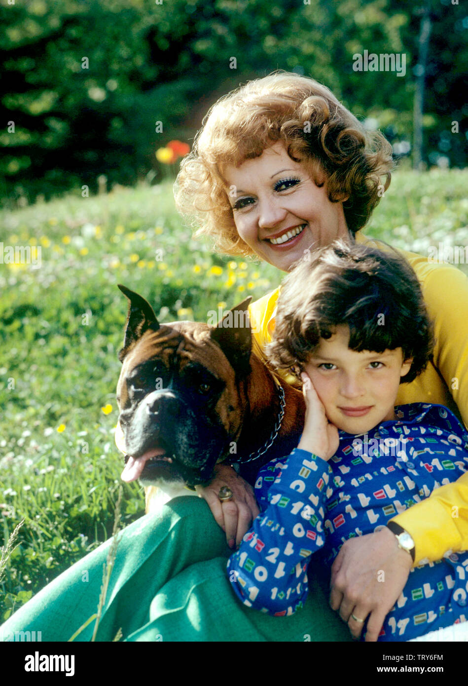 Lilo Pulver mit Tochter Melisande im Garten von Ihrem Haus in der Nähe von  Lausanne in
