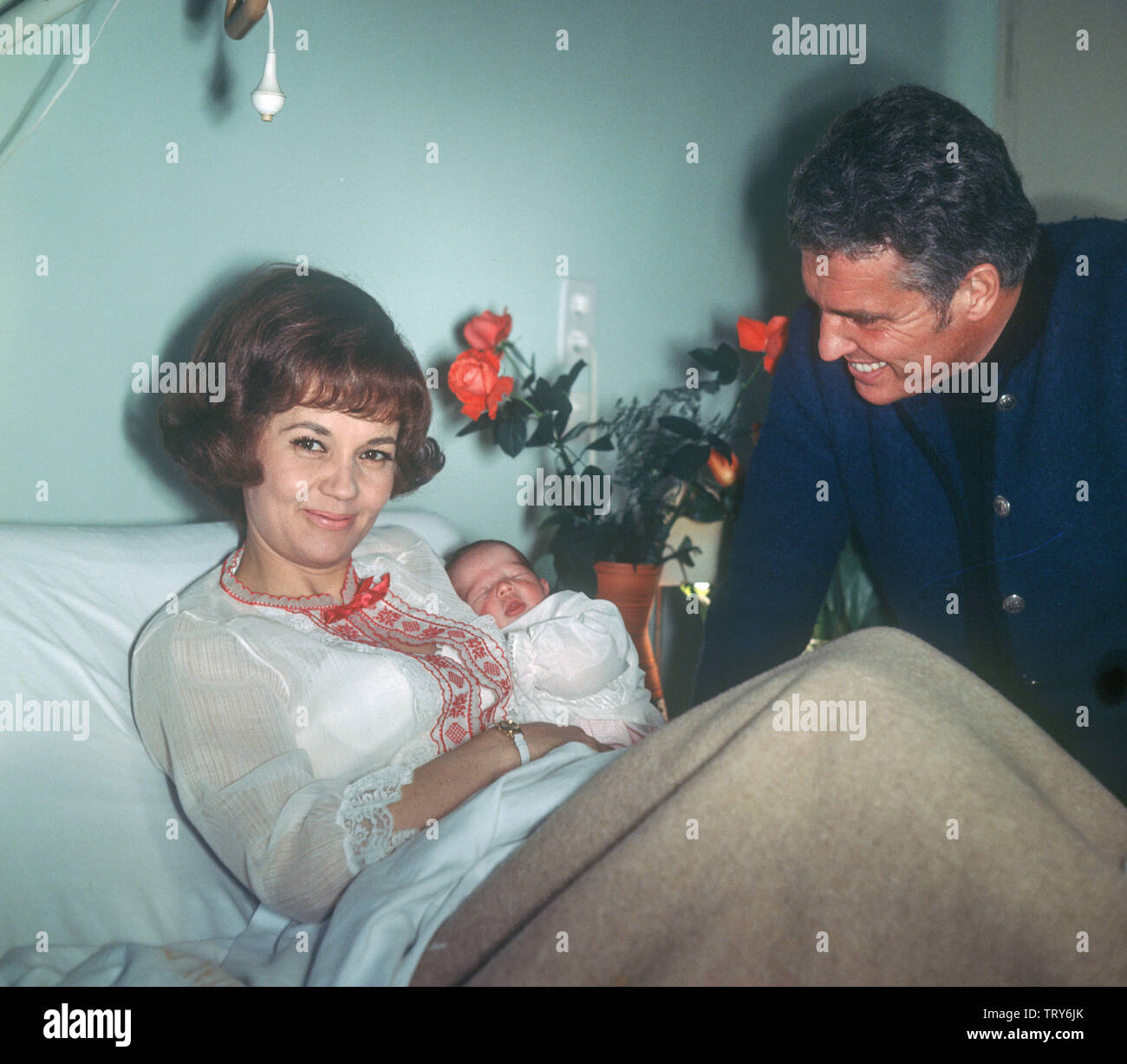 Liselotte Pulver und ihr Mann Helmut Schmid mit ihrer Tochter Melisande