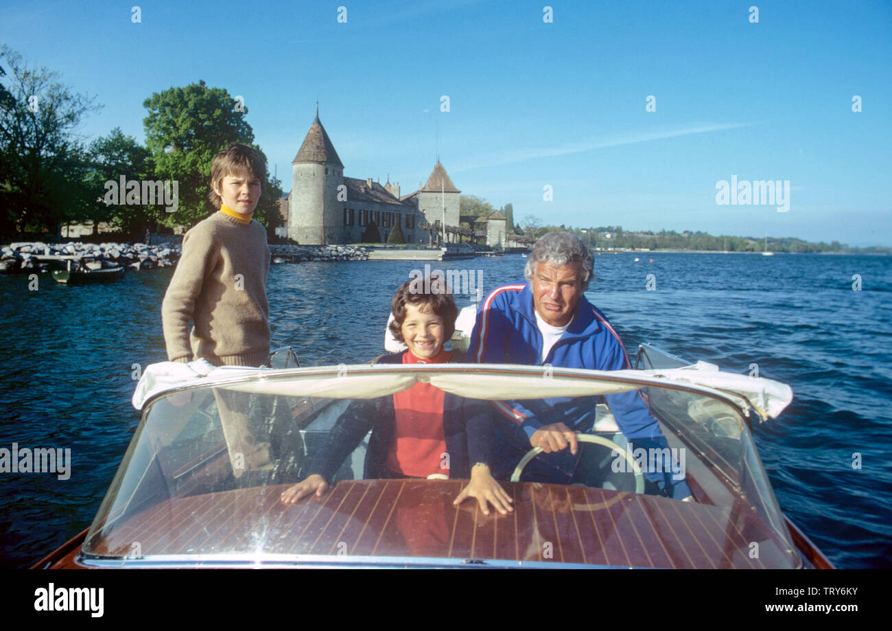 (L-R): Sohn Marc-Tell, Tochter Melisande und Ehemann Helmut Schmid in einem Motorboot in der Nähe von Ihrem Haus in der Nähe von Lausanne. Schweizer Schauspielerin Lilo Pulver wurde am 11. Oktober 1929 in Bern geboren. | Verwendung weltweit Stockfoto