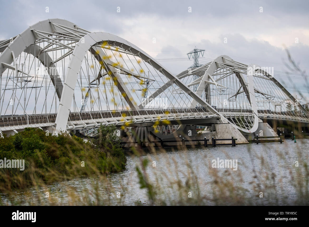 Amsterdam Osten Ijburg neu Bezirk im Osten von Amsterdam. Moderne Architektur, Enneüs-Heerma Brücke. Stockfoto