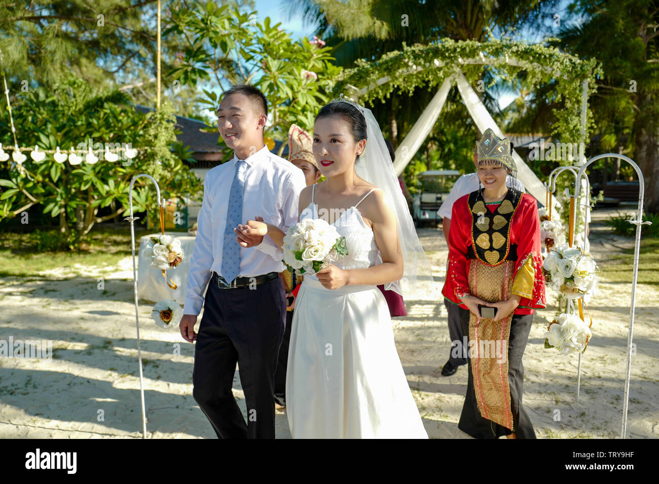 Braut und Bräutigam sind glücklich in die Hochzeit Halle zu gehen. Stockfoto