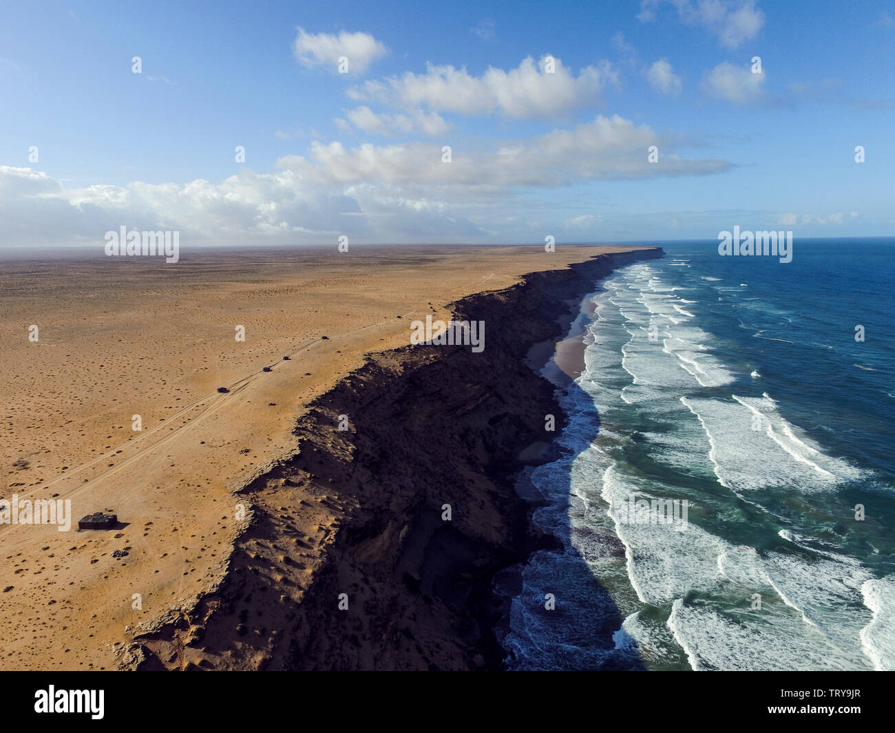 Afrika, Atlantik, Wüste, Dakar, motorcade, Jeep, SUV, Luftaufnahmen, Strand, Küste, Abenteuer, Abenteuer, blauer Himmel, weiße Wolken Stockfoto