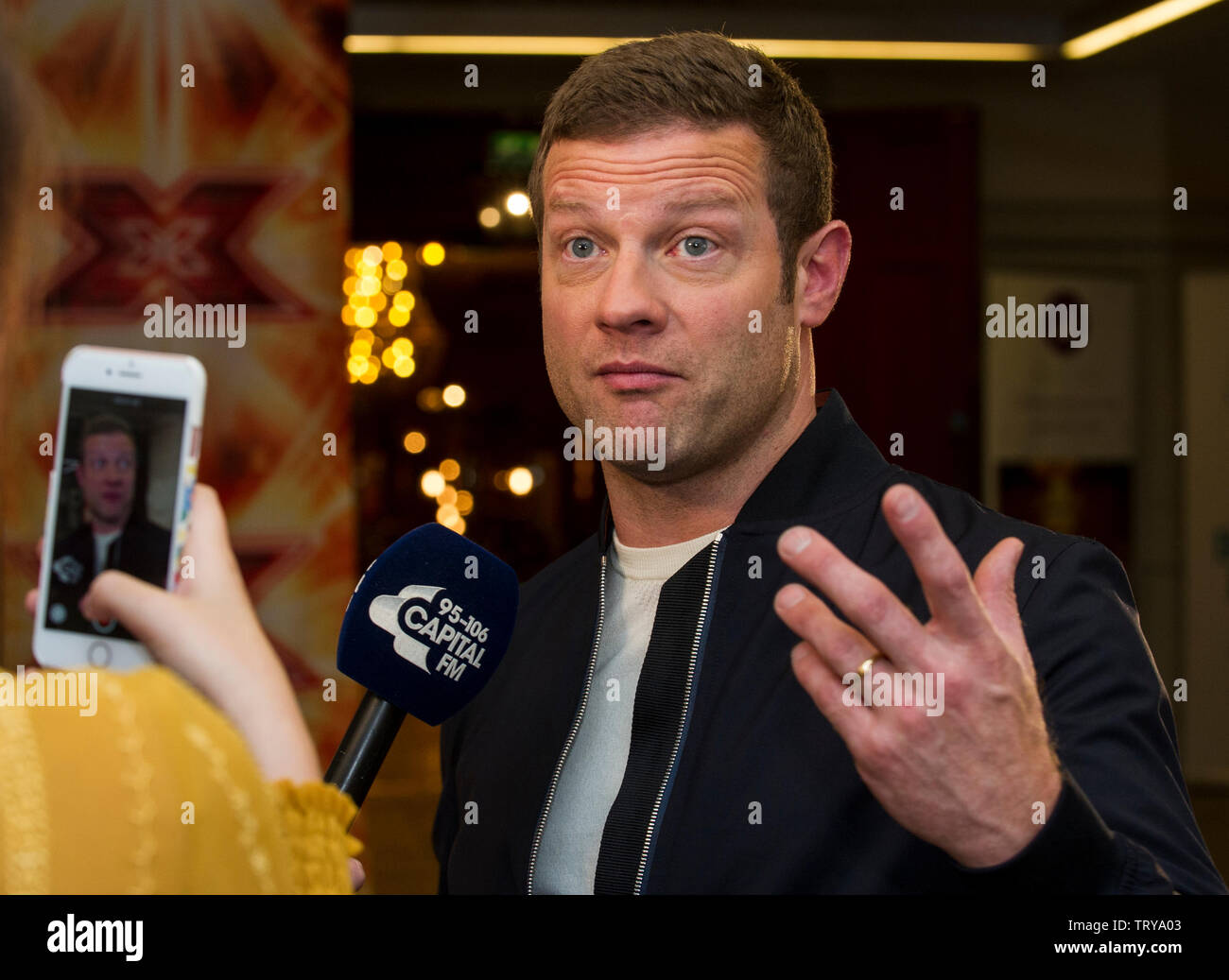 EDINBURGH, Schottland - Juni 28: Dermot O'Leary besucht die X-Factor auditions Juni 28, 2017 in Edinburgh, Schottland. (Foto von Ian Jacobs) Stockfoto