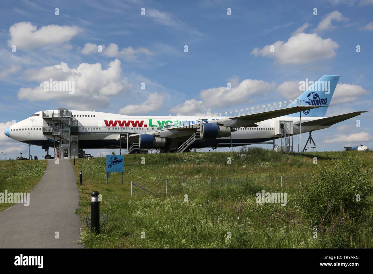 Stockholm, Schweden - 25. Juni 2013: Jumbo Hostel Boeing 747 am Flughafen Stockholm Arlanda (ARN) in Schweden. | Verwendung weltweit Stockfoto