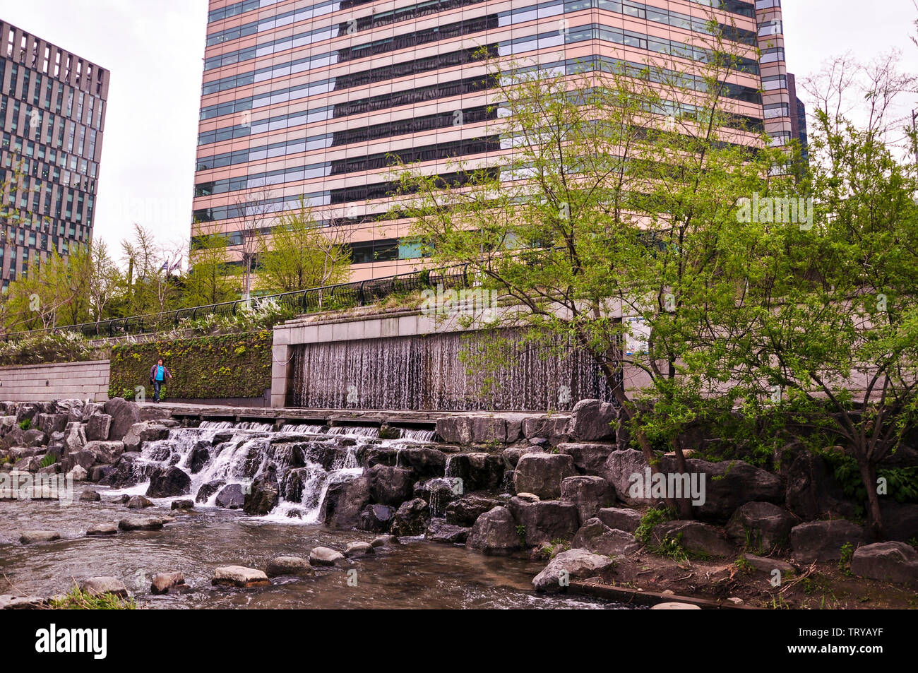 Seoul, Korea, 30. April 2013. Blick auf Cheonggyecheon, der modernen öffentlichen Erholung Raum in der Innenstadt von Seoul. Stockfoto