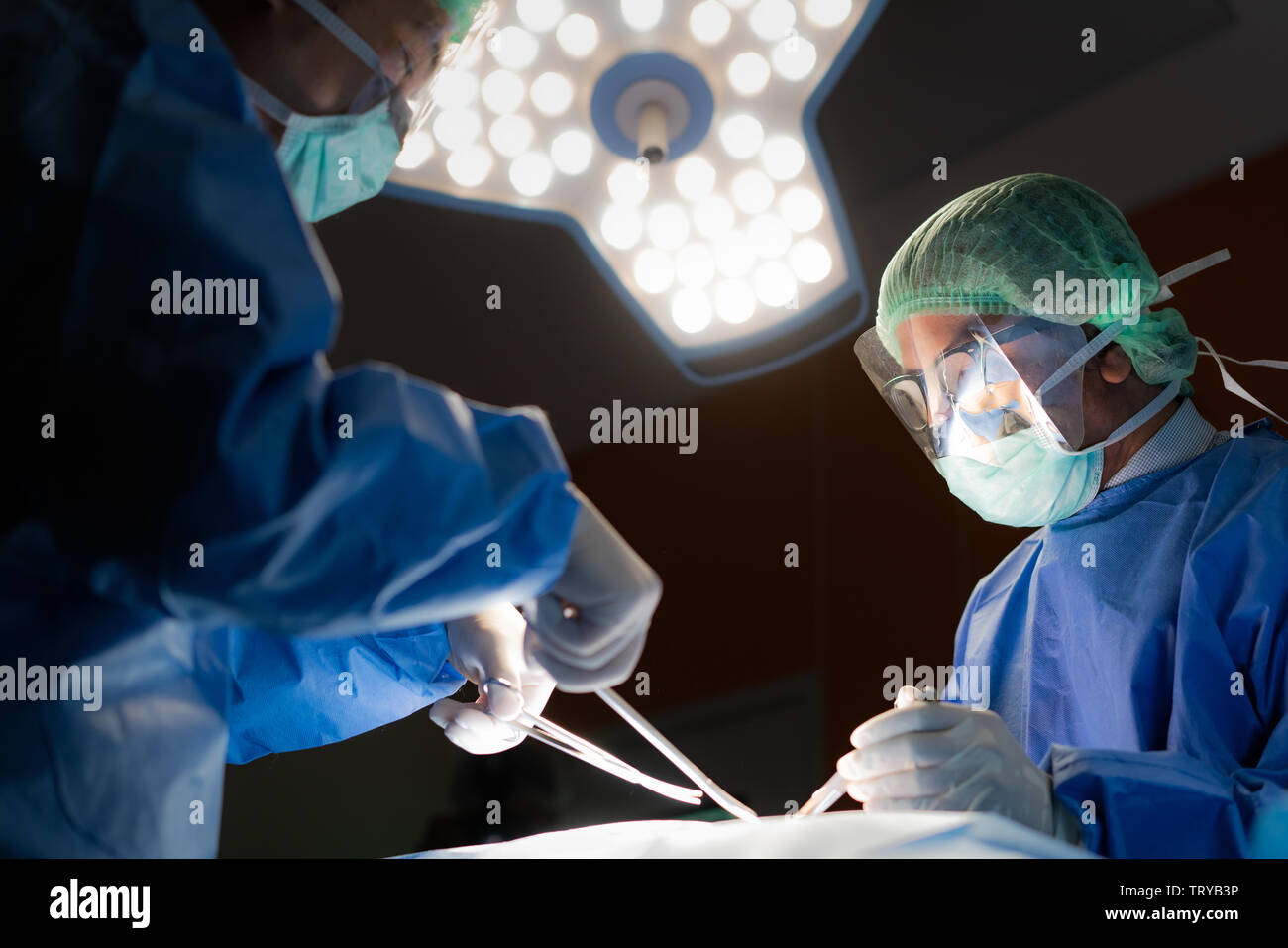 Asiatische Arzt und einem Assistenten im Operationssaal für chirurgische venöse Gefäßchirurgie Klinik im Krankenhaus. Stockfoto