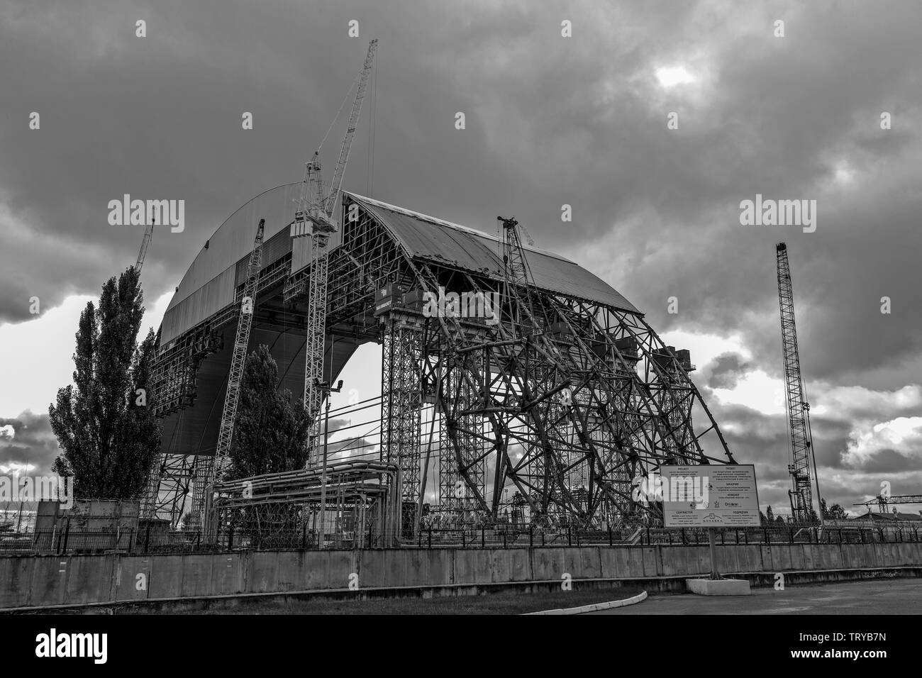 Sarkophag: Tschernobyl, Ukraine. Nach der Katastrophe von 1986, das Radio aktive Material wurde schließlich in einer dicken Beton Grab bedeckt. Sie sagten, das Grab für 30 Jahre sicher sein würde. 29 Jahre später dieses Bild wurde. Eine Neue sarcogphagus gebaut. Aber es gab keine Sowjetunion zu bezahlen. Diese riesige Struktur wurde an den Anschlüssen erstellt, so dass, wenn sie fertig ist entomb das gefährliche Material neben dem Reaktor 4 konnte. Dies geschieht, nur ein paar km von der verlassenen Atomic City von Pripryat, die einst 50.000 Menschen. Der ehemaligen Sowjetunion, eine Welt verändert. Stockfoto