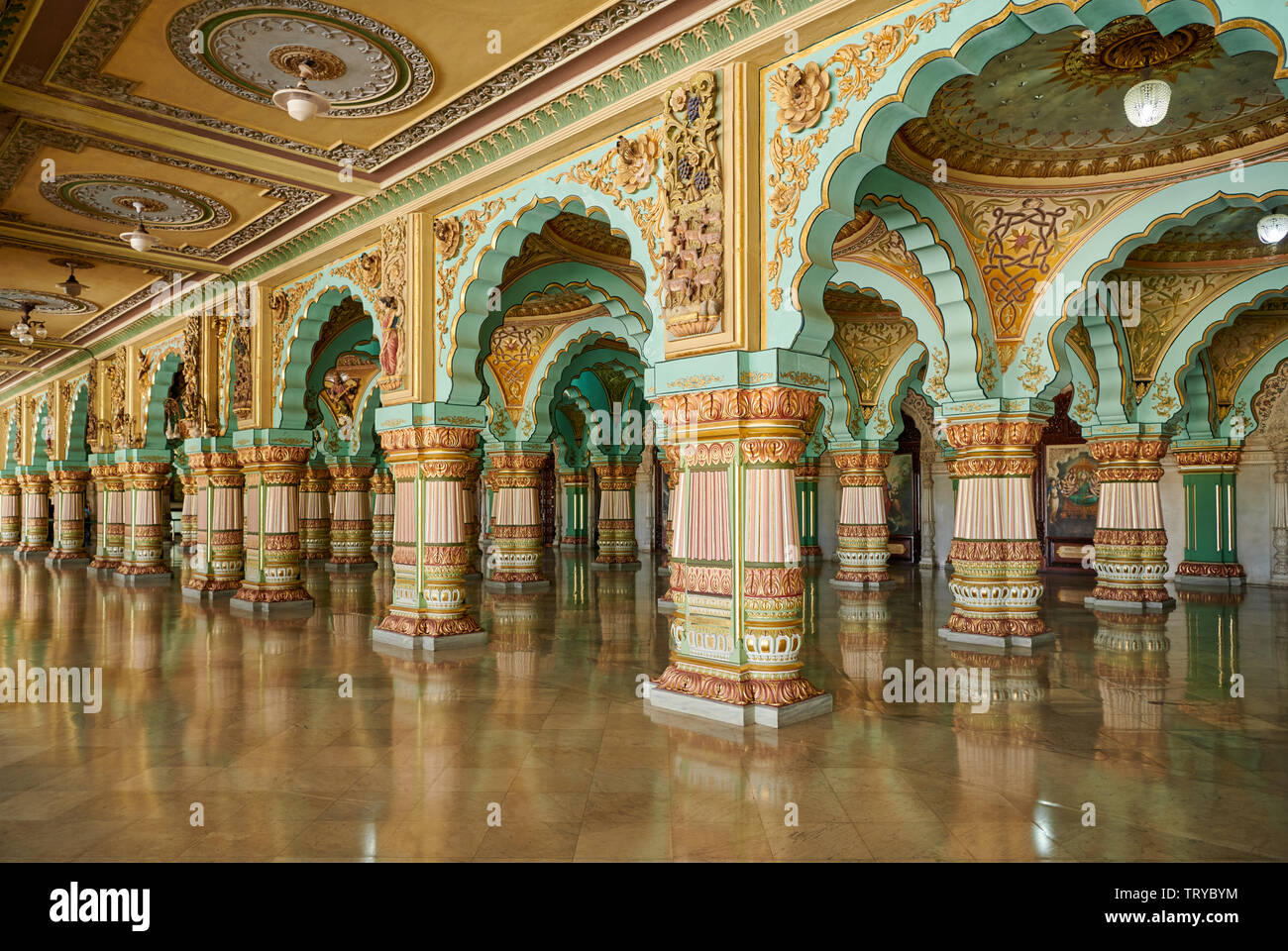 Aula, öffentliche Durbar Hall, Innenraum geschossen von Mysore Palast oder ambavilas Palace, Mysore, Hassan, Karnataka, Indien Stockfoto