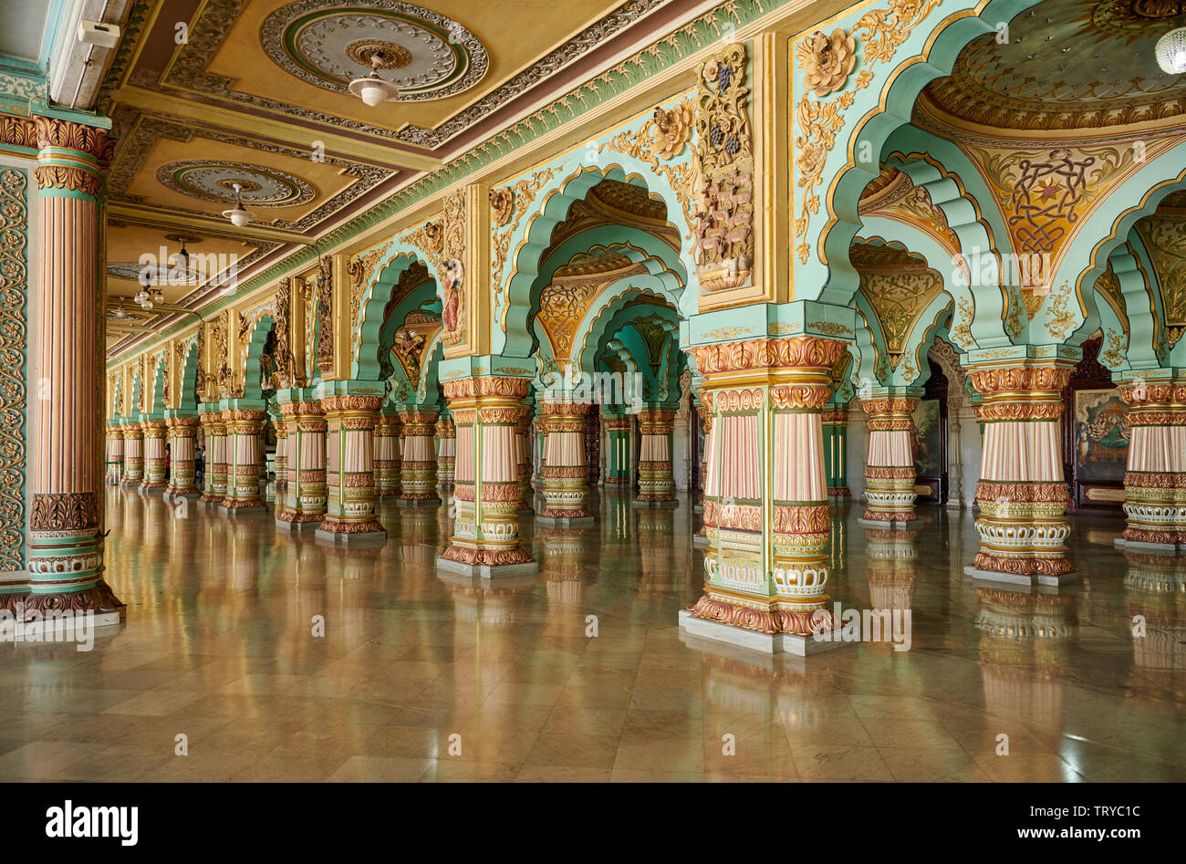 Aula, öffentliche Durbar Hall, Innenraum geschossen von Mysore Palast oder ambavilas Palace, Mysore, Hassan, Karnataka, Indien Stockfoto