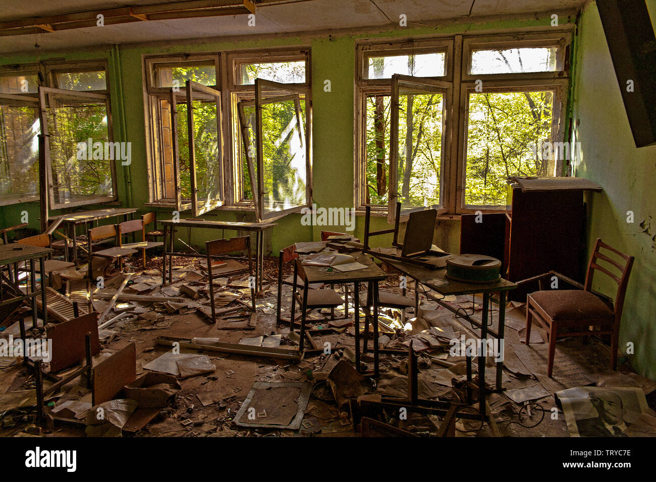 Chenobyl, Schule, Ukraine: Diese lange verlassenen Schule war einmal ein fester Bestandteil der Gemeinschaft in Tschernobyl. Obwohl die Bäume rund um den Ort gewachsen, es gab keine Vögel. Der Ort war seltsam still. Ramshackled mit einem Bild von Lenin auf dem Boden, die ganze Gegend war schnell im Mai 1986 evakuiert, nur nach dem verhängnisvollen Unfall, der nur wenige Kilometer entfernt aufgetreten. Mir wurde gesagt, dass die Vögel, die noch bleiben cateracts und sterben. Tschernobyl war der größte einzelne Faktor für das Ende des Kalten Krieges. Die wirtschaftlichen Auswirkungen schwankte. Stockfoto