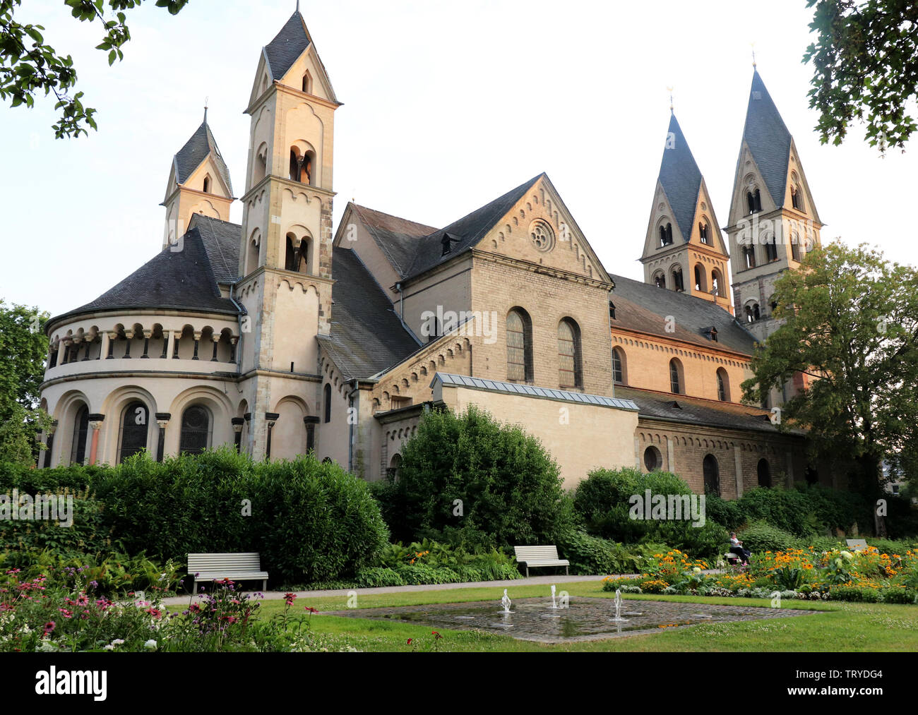 Die Basilika St. Kastor ist die älteste Kirche in Koblenz im Bundesland Rheinland-Pfalz. Es ist in der Nähe von Deutsches Eck entfernt Stockfoto