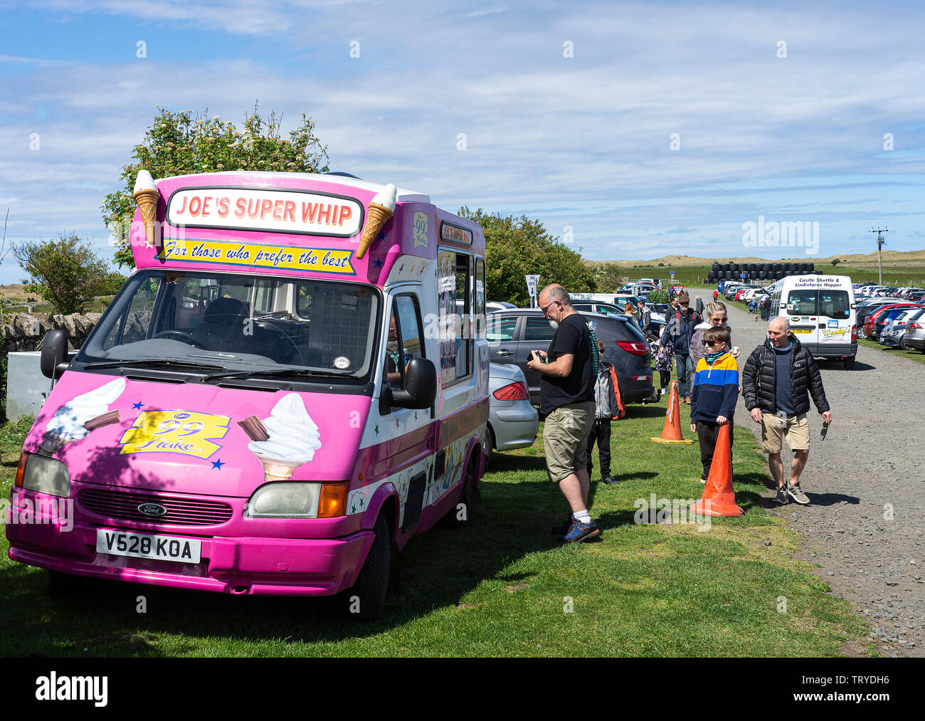 Ein Eis-Van auf einem Gras Verge geparkt Verkauf von Eis in einer geschäftigen Holy Island Northumberland England Vereinigtes Königreich Großbritannien Stockfoto