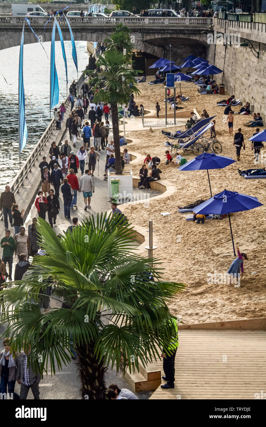 PARIS, Frankreich, 23. JULI 2011: Voll seine Banken (Quais de Seine) in Strände verwandelt, der während des Arbeitsgangs Paris Plage so organisiert ist Stockfoto