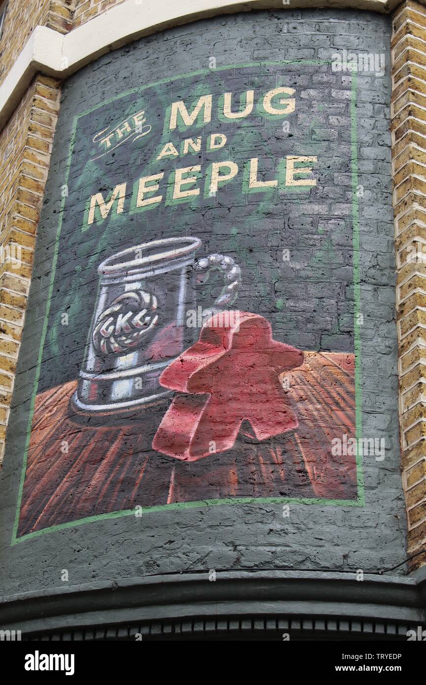 Becher und Meeple Public House. Stockfoto