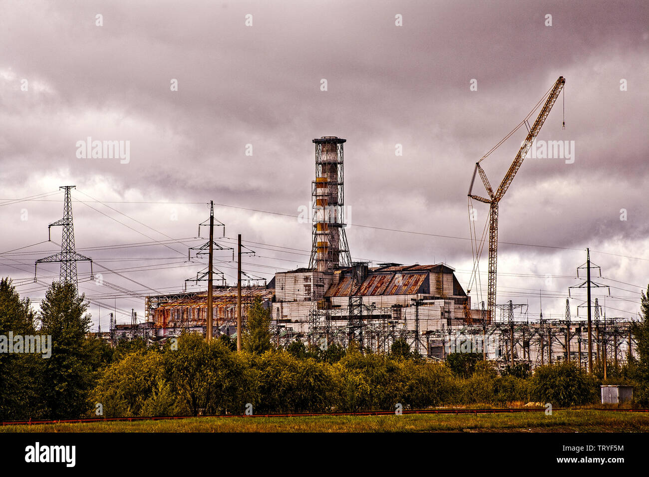 Tschernobyl, Ukraine Pripryat. Dies ist Reaktor 4, der Reaktor, der Feuer gefangen und verursachte den nuklearen Unfall die Tschernobyl ein Haushalt Name, und schließlich durch den Fall der Berliner Mauer. Es liegt an der Pripryat Fluss, der mit dem der Kern zu kühl war. Es ist eines von sechs Reaktoren alle nah beieinander. Das Kernkraftwerk Tschernobyl liegt im Norden der Ukraine, nahe der Grenze zu Weißrussland. Tschernobyl selbst war in der Größe und Bedeutung, die die neuen Atomic Stadt Pripryat überholt, nur ein paar Kilomteres aus dieser Reaktor. Stockfoto