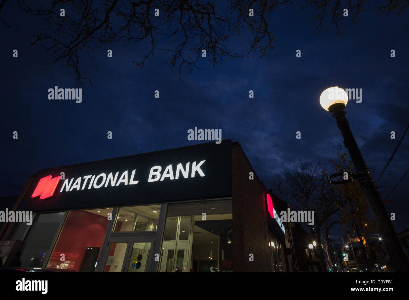 TORONTO, KANADA - 14. NOVEMBER 2018: Logo der Nationalbank von Kanada in Toronto, Ontario, bei Nacht. Es ist eines der größten kanadischen Banken und o Stockfoto