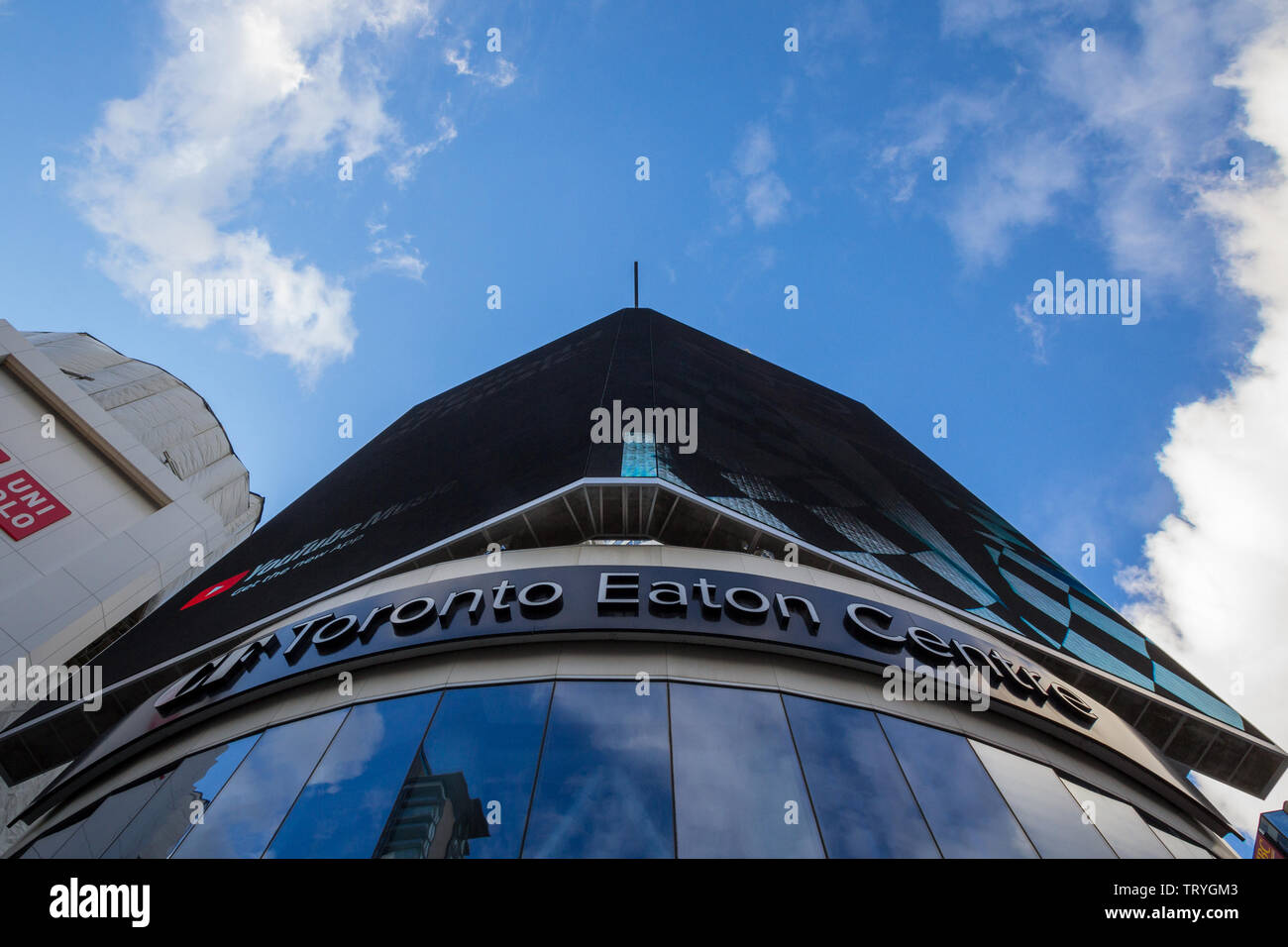 TORONTO, KANADA - 13. NOVEMBER 2018: Cadillac Fairview Logo auf ihren Hauptsitz in CF Toronto Eaton Centre, überwachungsrechnergleich Einkaufszentrum der Stadt und ein l Stockfoto