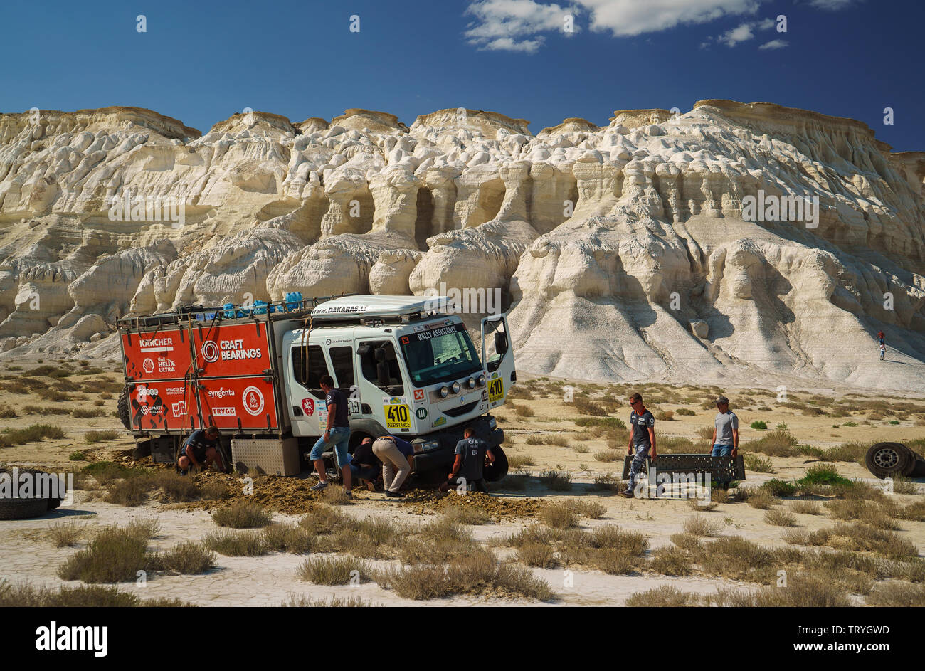 Internationale Rallye-Raid' Rally Kasachstan 2017". Maschine technische Unterstützung einer der Befehle in die Salzwiesen stecken. Stockfoto