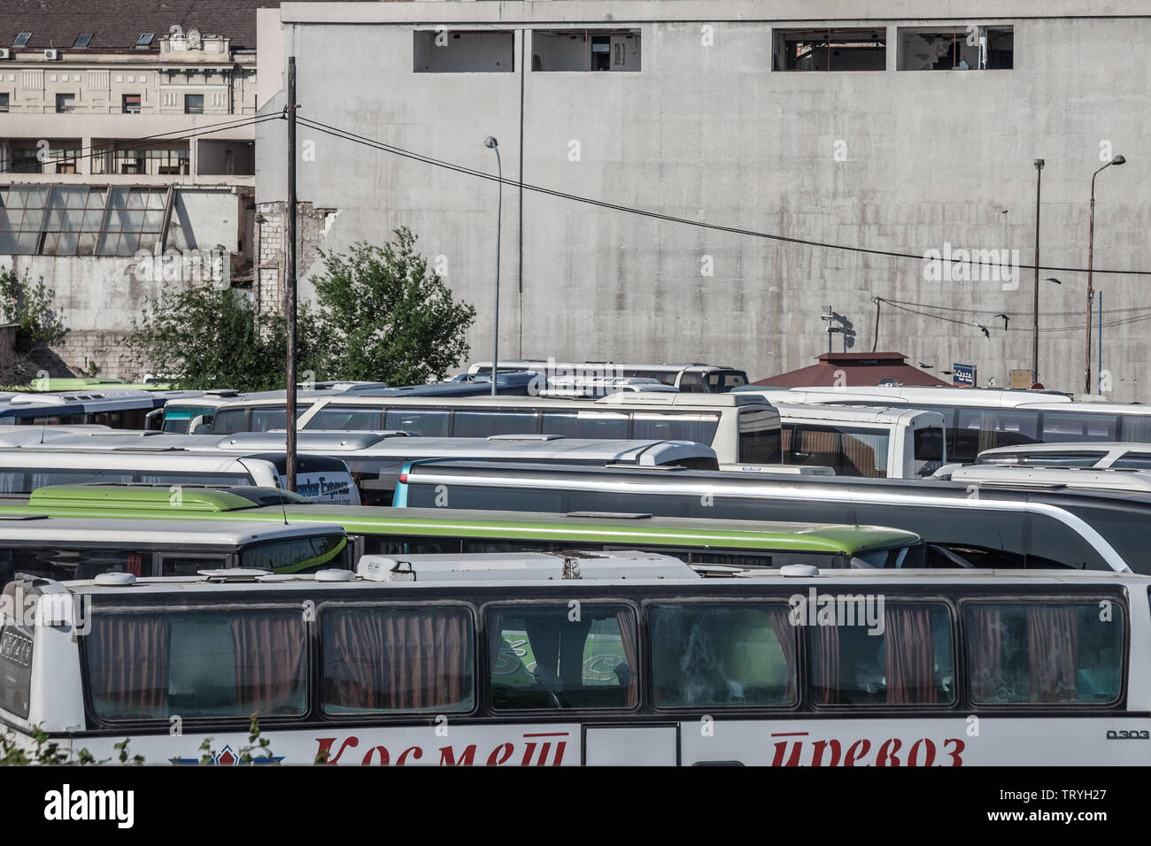 Belgrad, SERBIEN - 29. APRIL 2018: Intercity Reisebusse und Busse auf einem Parkplatz geparkt und wartet darauf, Dienstleistungen in der Belgrader Busbahnhof zu beginnen, ein Publi Stockfoto