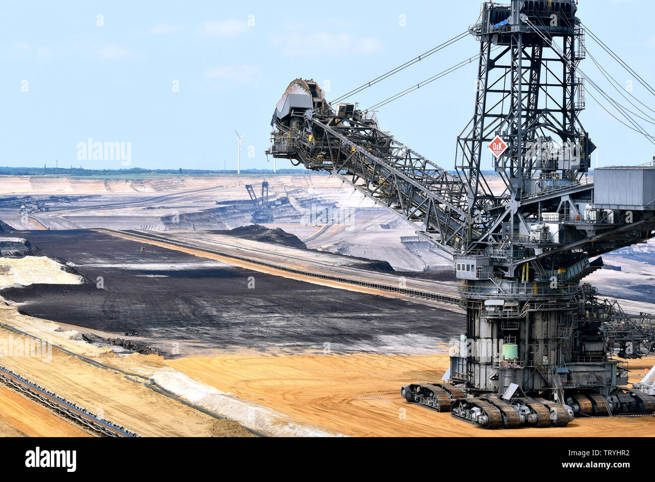 Schaufelradbagger und Windkraftanlagen in der Braunkohle Tagebau Garzweiler im Rheinischen Braunkohletagebaus. Stockfoto