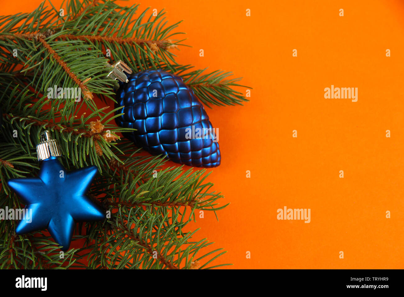 Schöne Weihnachten Dekorationen auf Tanne auf orange Hintergrund Stockfoto