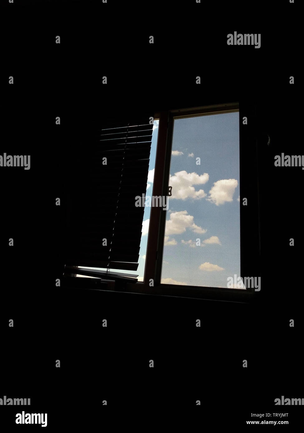 Dunkle Zimmer Fenster minimal konzeptuelle Fotografie Stockfoto