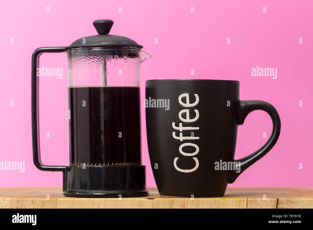 Becher Kaffee mit einem französischen Presse Kaffeekanne Stockfoto