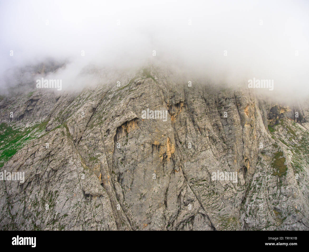 Luftaufnahme. Stein Gesichter. Die Spitze des Berges Pshekha su in den Wolken versteckt. Stone Mountain Gesicht Pshekha su. Kaukasus Nature Reserve. Stockfoto