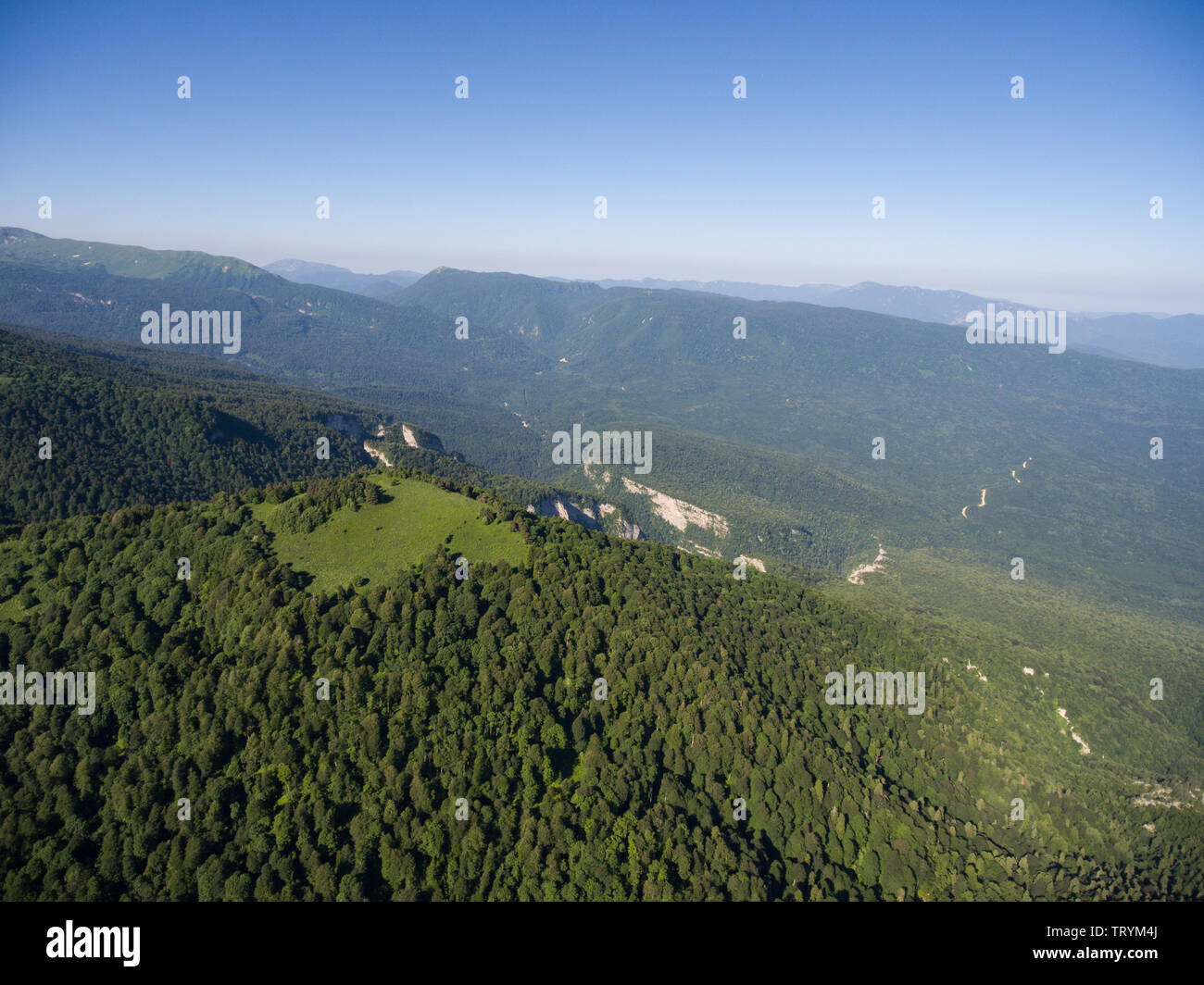 Fotos aus der Vogelperspektive. Der Bergrücken mit Wald bedeckt. Berglandschaft. Kaukasus. Stockfoto