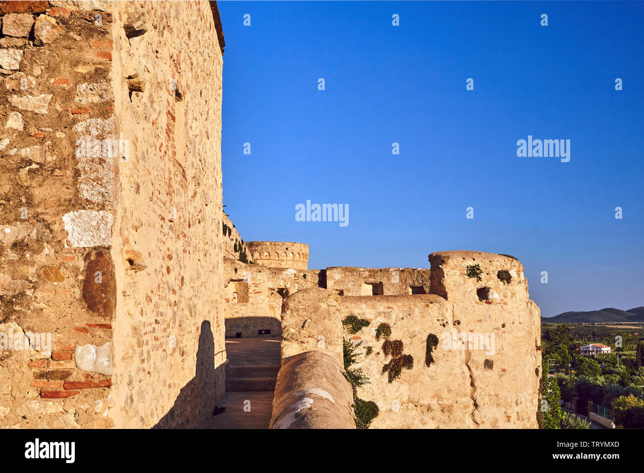 Mittelalterliche Mauern und Türme in der Stadt von Magliano in Toscana, Toskana, Italien Stockfoto