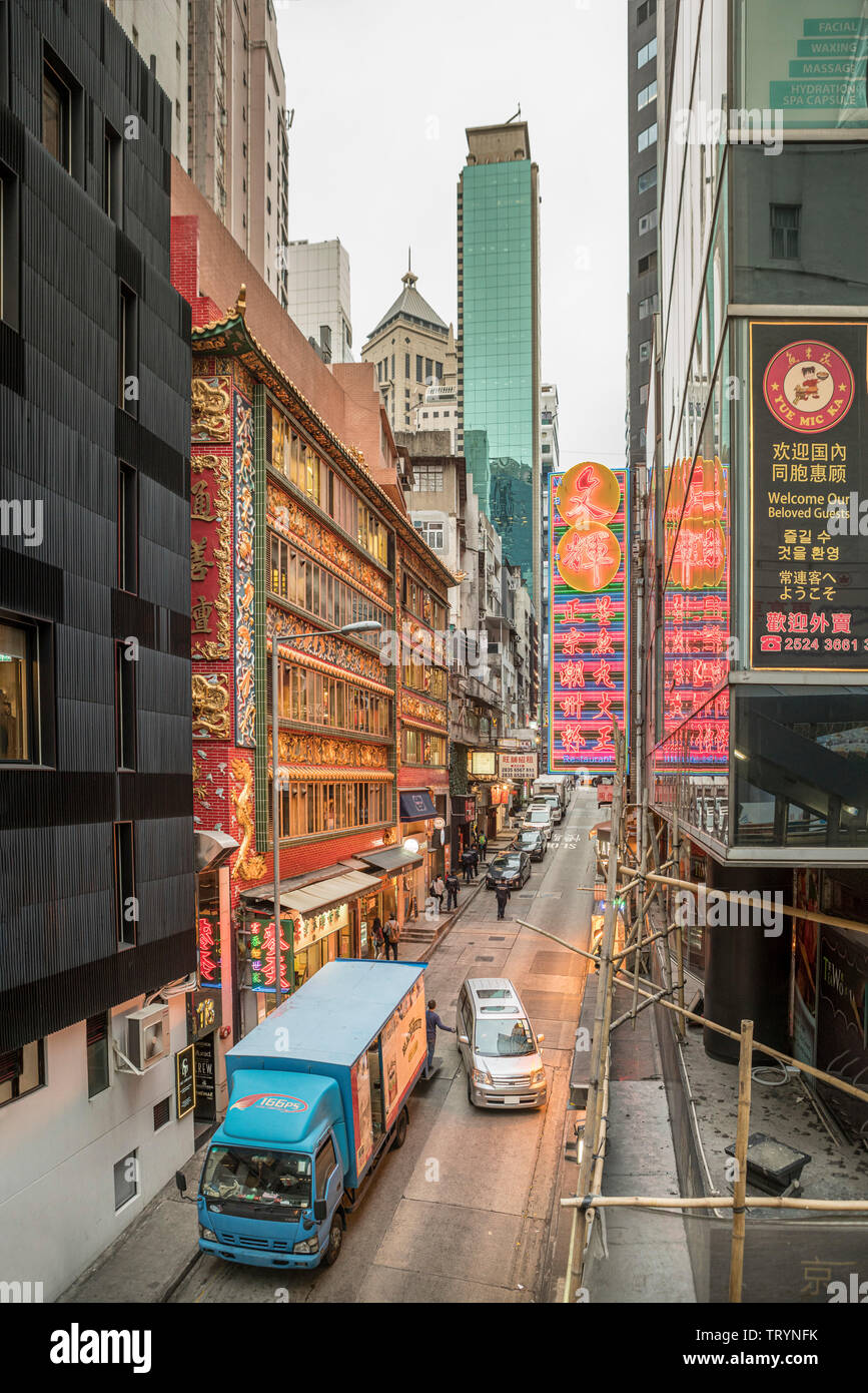 Polizisten gehen hinunter Wellington Street, Hong Kong, Hong Kong Island, China Stockfoto