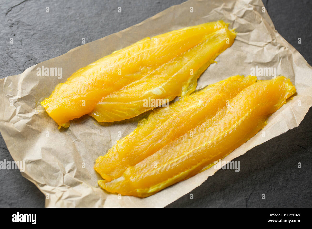 Zwei geraucht, bewirtschaftete Basa Filets, Pangasius Hypophthalmus, aus Vietnam eingeführten und in Großbritannien gekauft von Lidl zu speichern. Basa, auch als Fluss Cobb bekannt Stockfoto