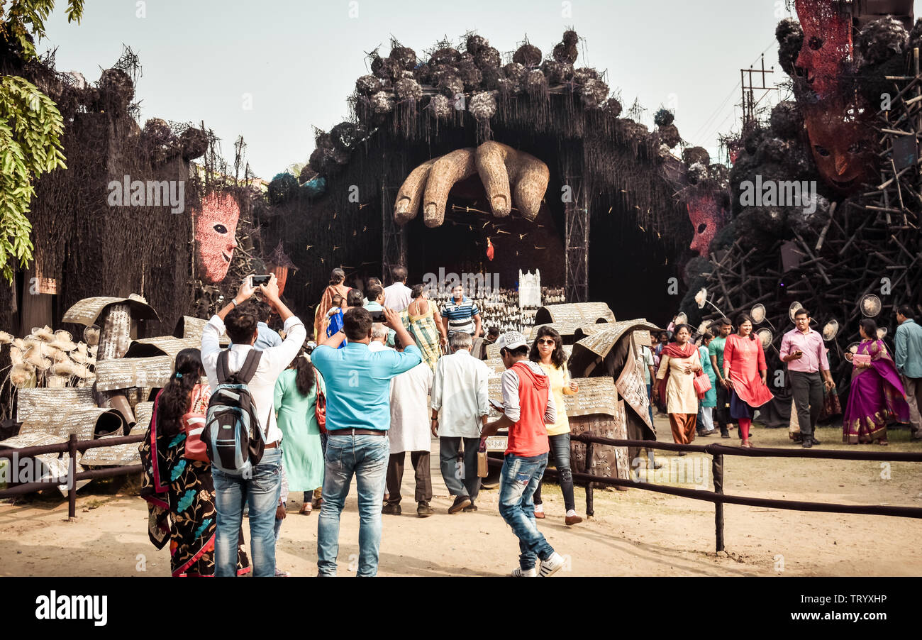 KOLKATA, Indien, 26. SEPTEMBER 2017 - Dekoriert Durga Puja pandal in Saptami morgen. Versammelt außerhalb Mandap. Dies ist das größte religiöse Fest Stockfoto