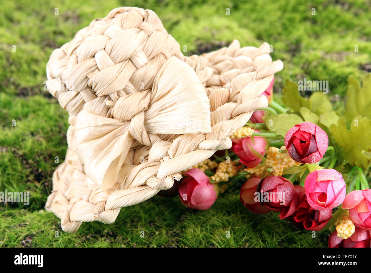 Kleine Stroh Hut mit Blumen, auf grünem Moos Stockfoto