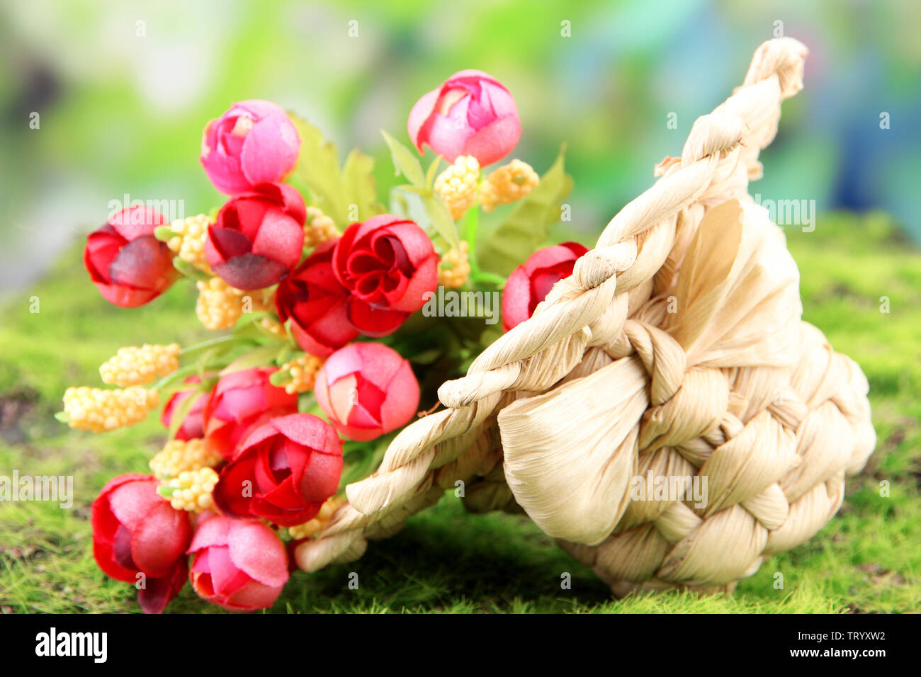 Kleine Stroh Hut mit Blumen, auf grünem Moos Stockfoto