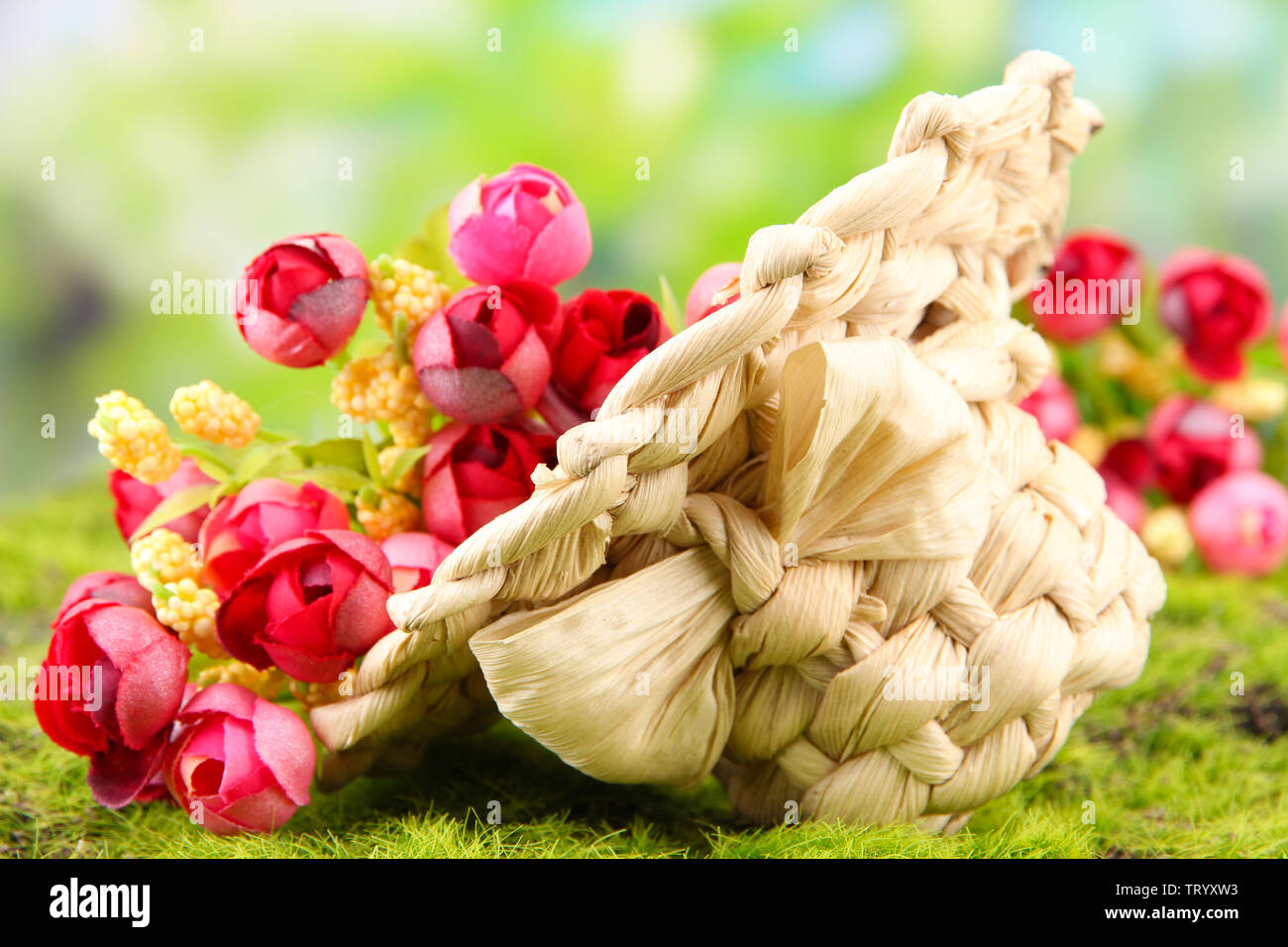 Kleine Stroh Hut mit Blumen, auf grünem Moos Stockfoto