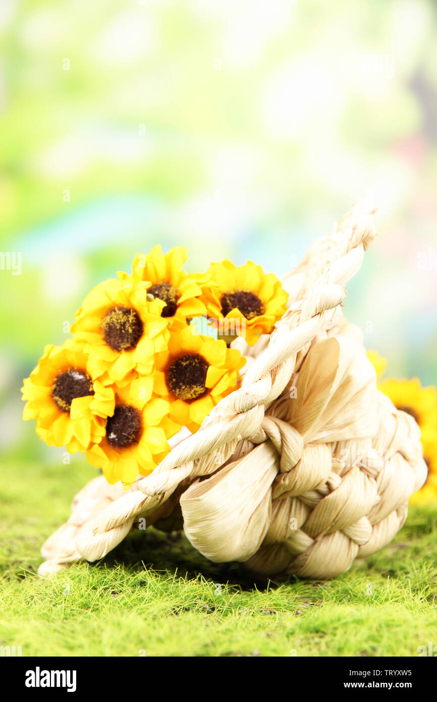 Kleine Stroh Hut mit Blumen, auf grünem Moos Stockfoto