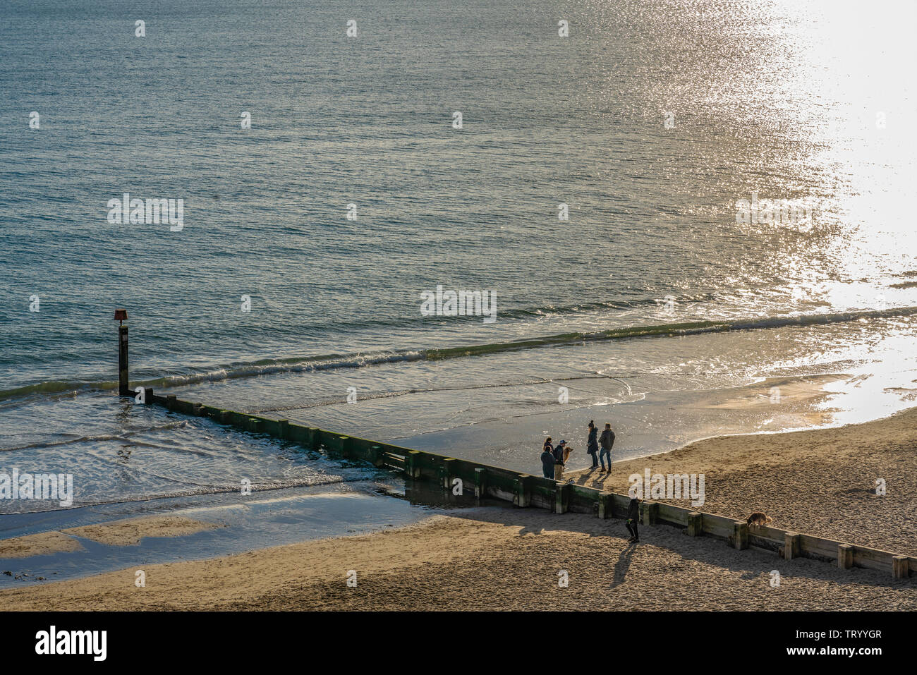 BOURNEMOUTH, Großbritannien - 01 Januar: Meerblick mit Sonnenlicht auf dem Wasser am Strand von Bournemouth am 01 Januar. 2019 in Bournemouth Stockfoto
