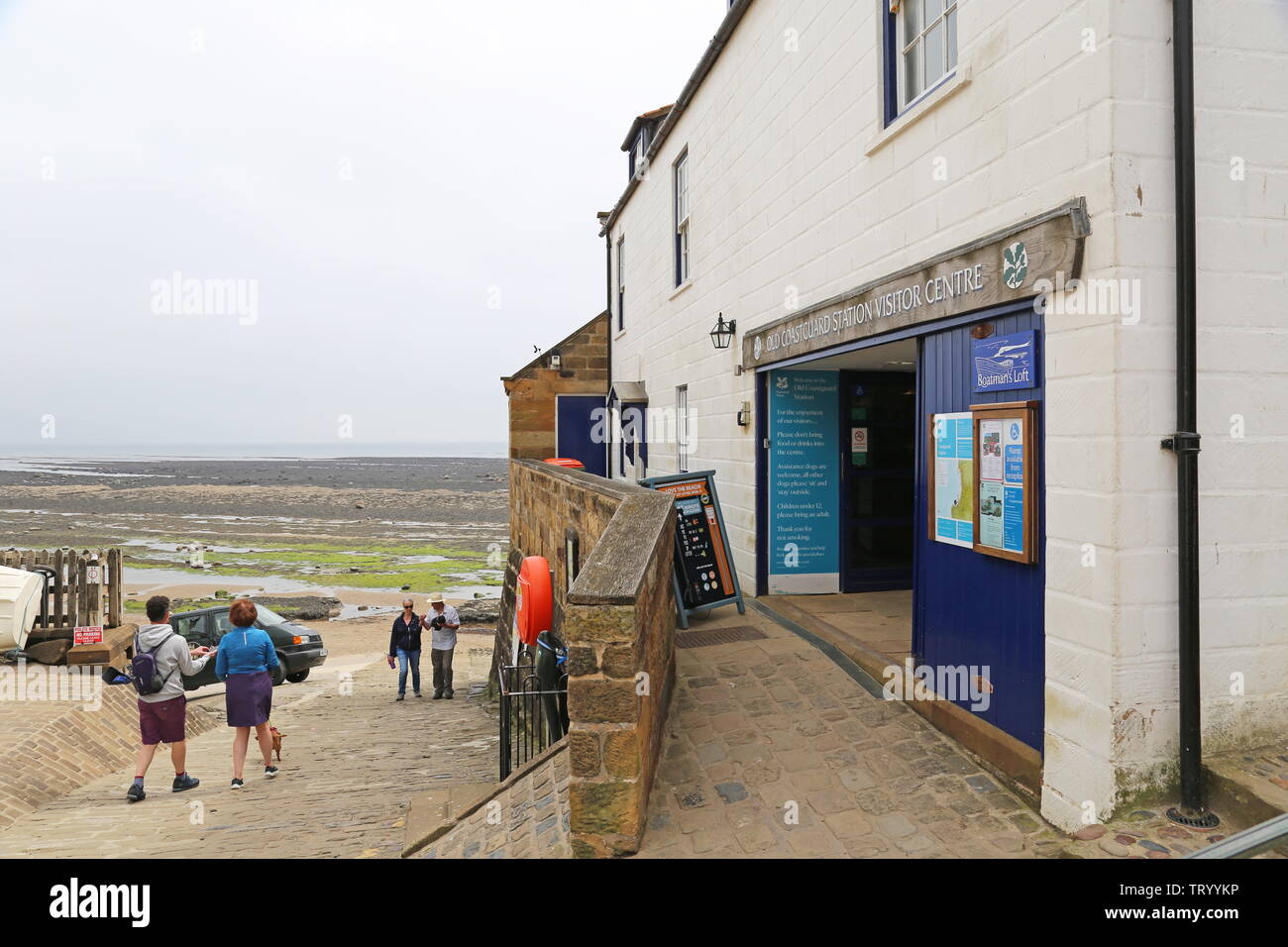 Alte Küstenwachenstation, das Dock, Robin Hood's Bay, Borough von Scarborough, North Yorkshire, England, Großbritannien, USA, UK, Europa Stockfoto